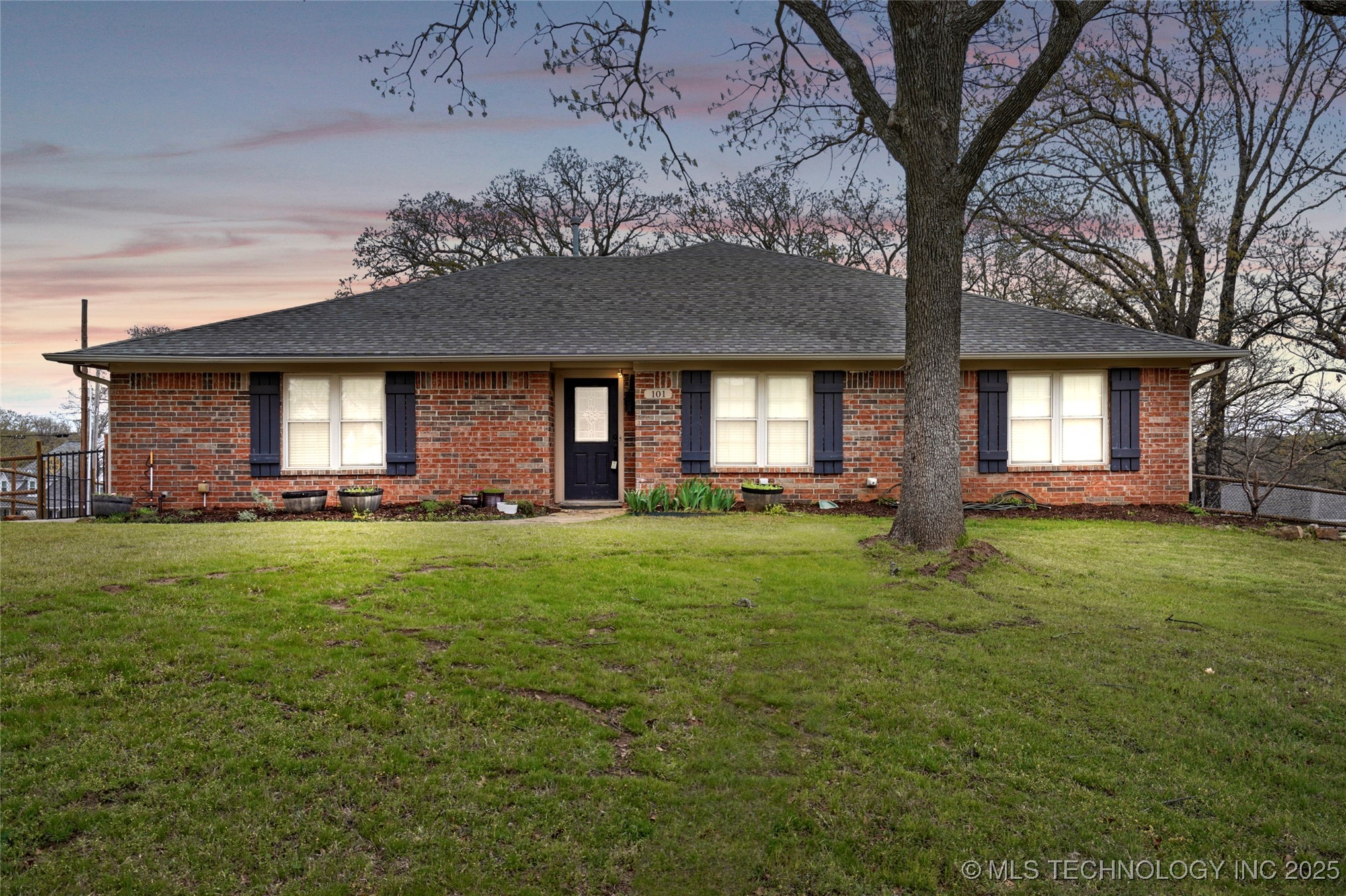 101 Oak Ridge Drive Property Photo 1