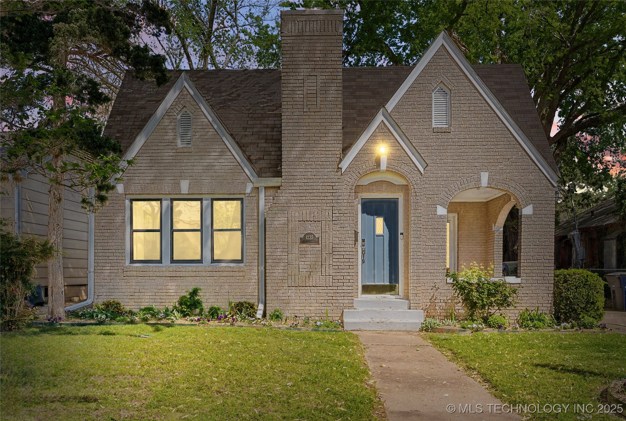 1235 S Atlanta Place Property Photo