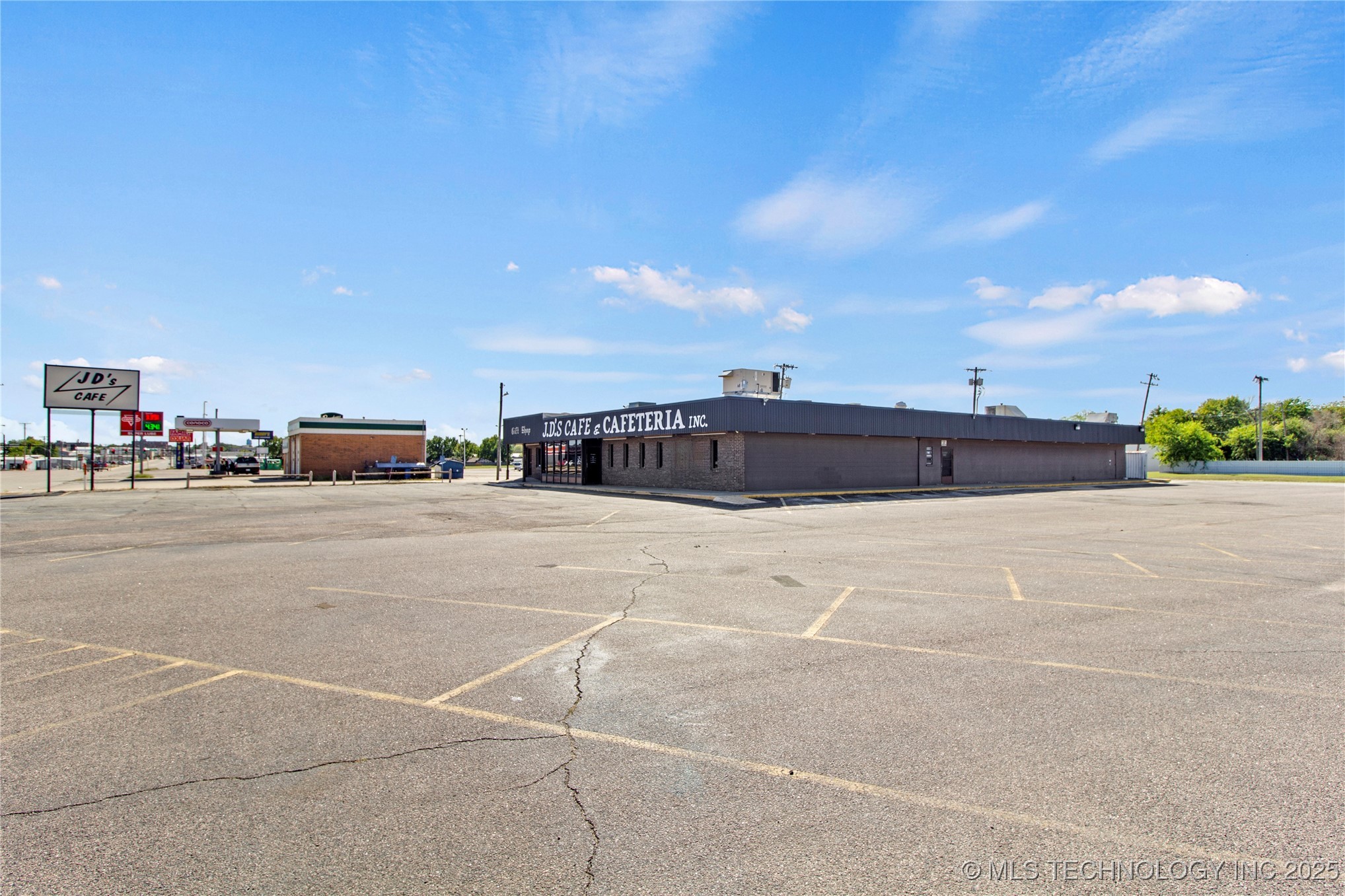 911 N Broadway Property Photo 4