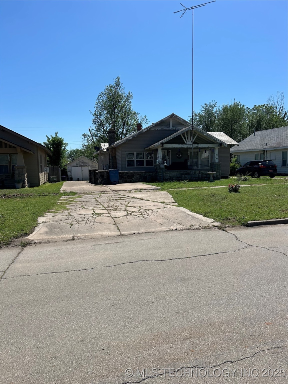1123 E Moses Street Property Photo