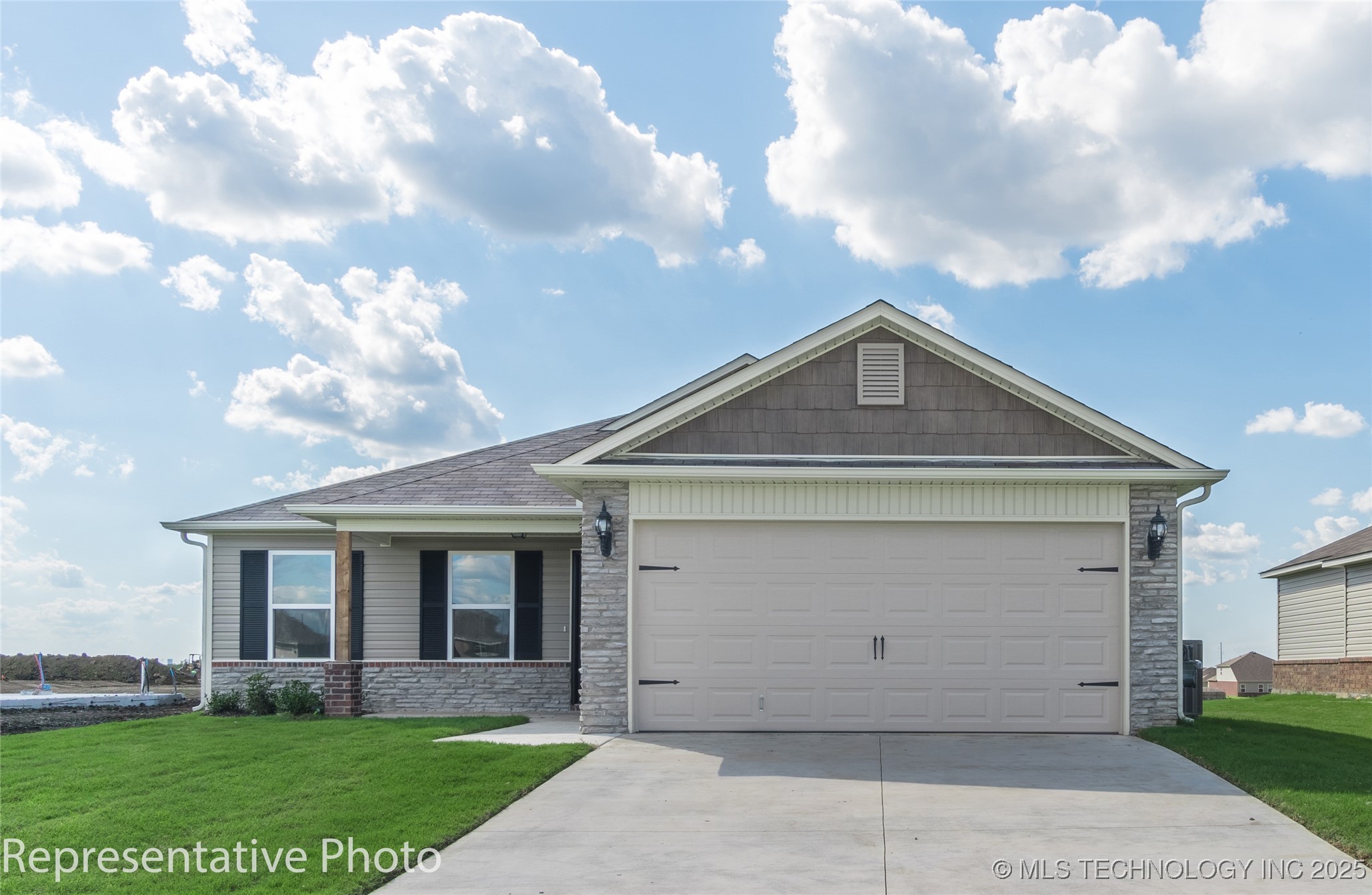 8311 E Queens Street Property Photo 1