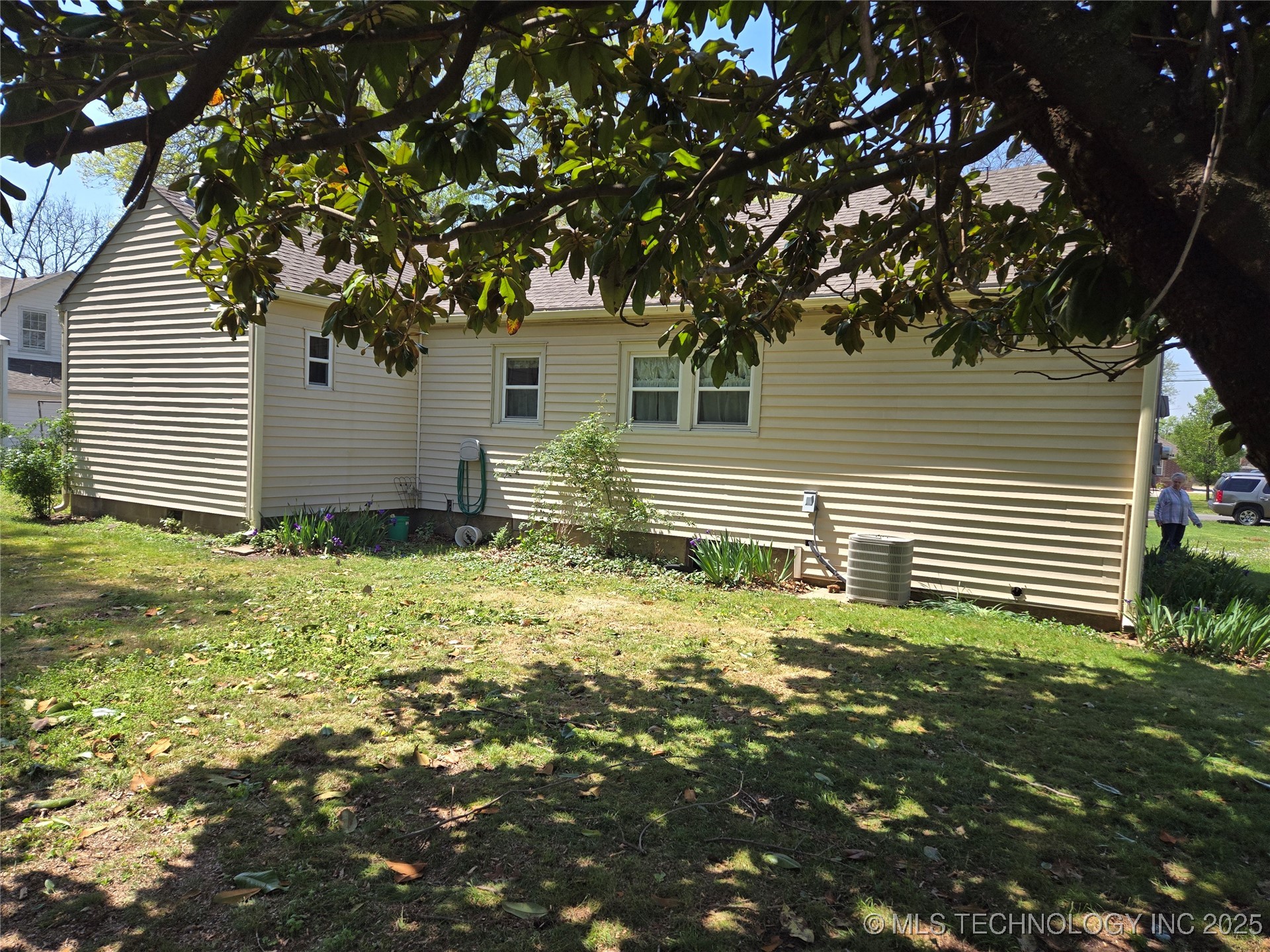 910 N Parkinson Avenue Property Photo 16