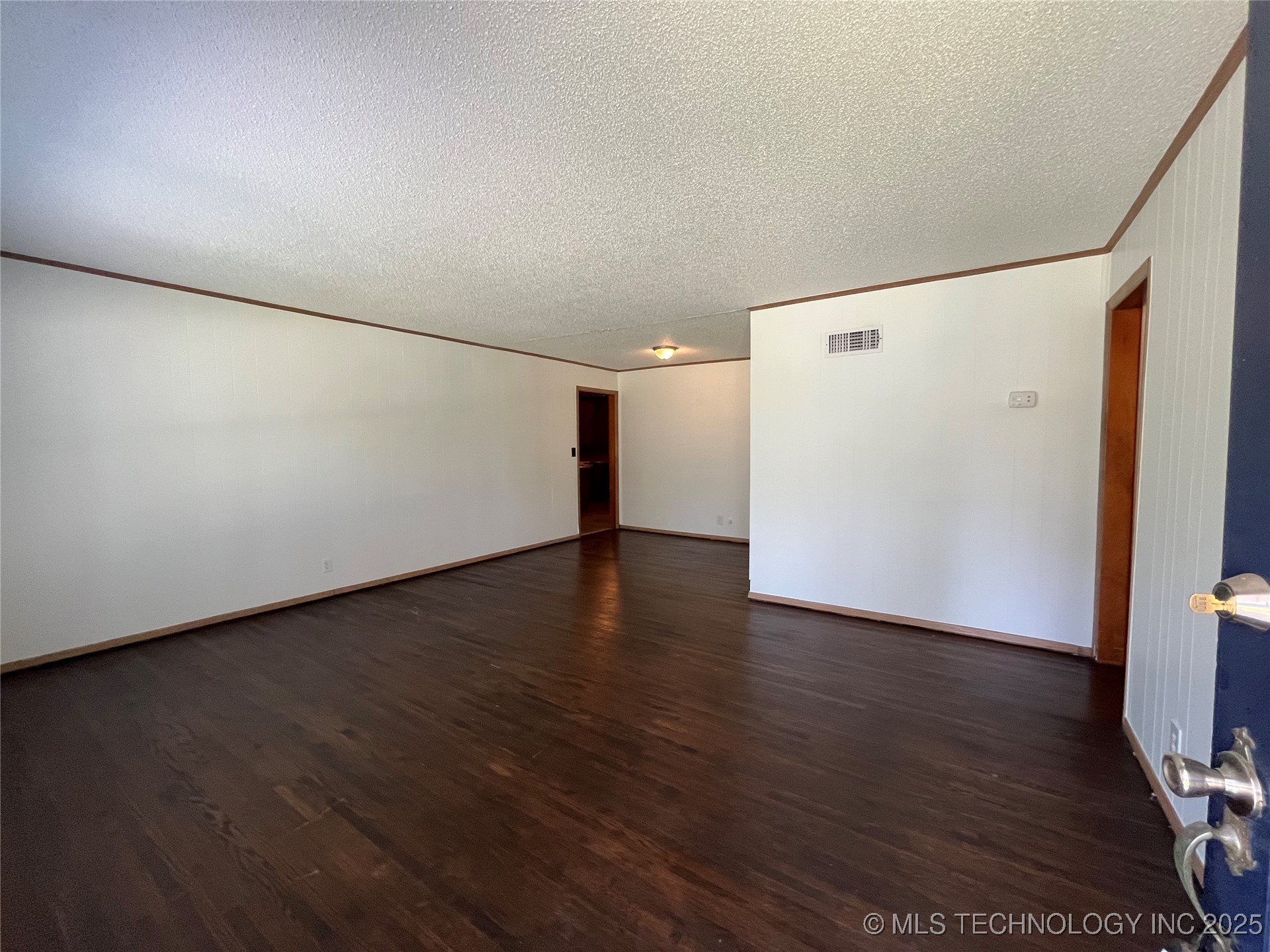 1421 E 50th Street S Property Photo 3