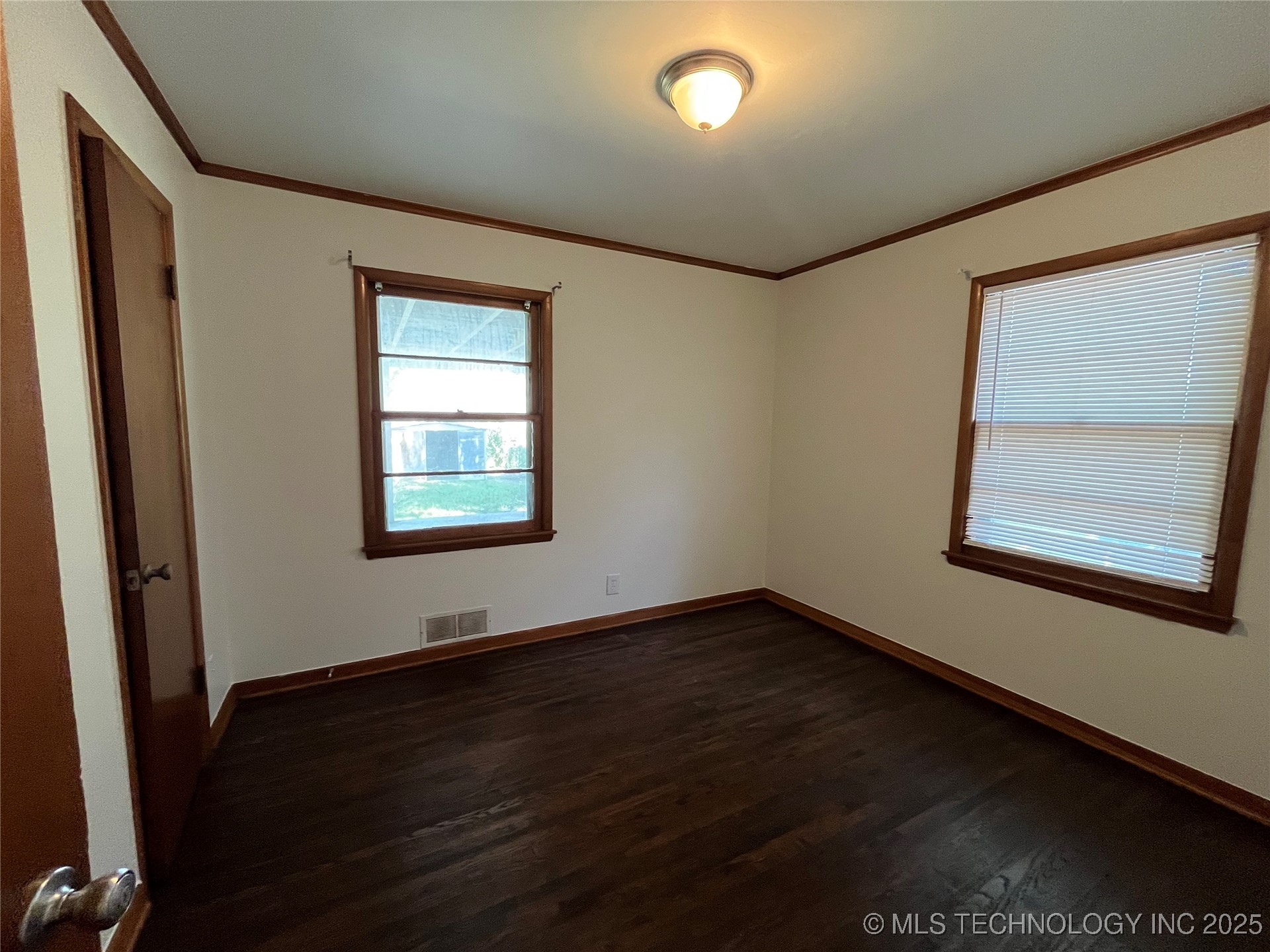 1421 E 50th Street S Property Photo 5