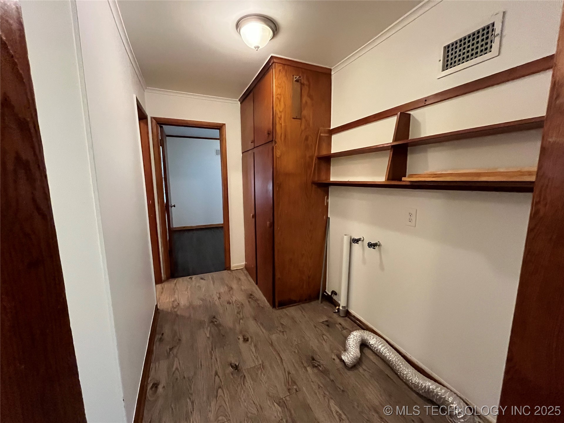 1421 E 50th Street S Property Photo 6