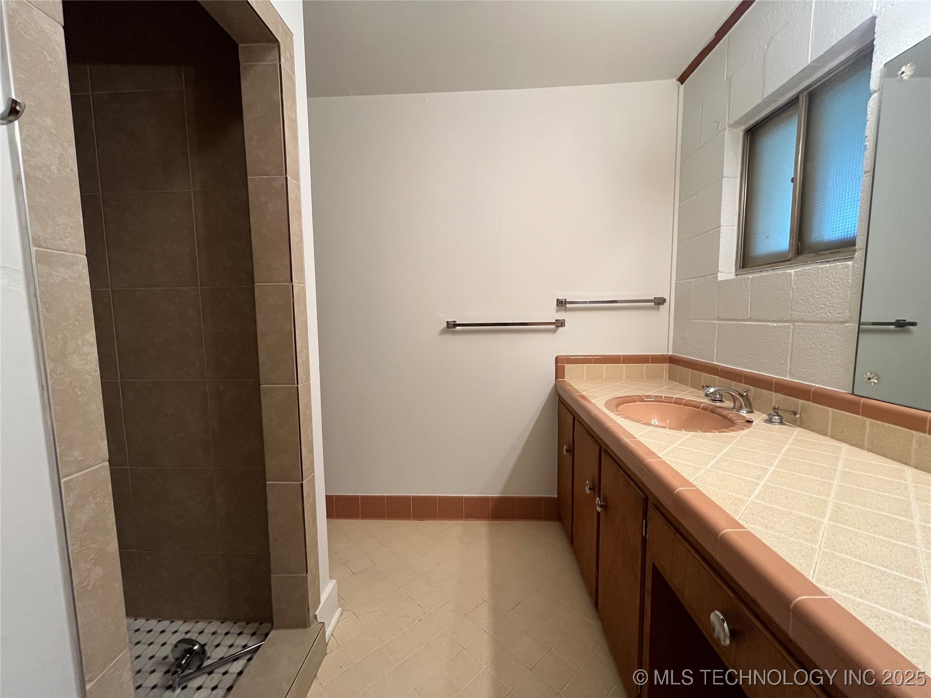 1421 E 50th Street S Property Photo 8