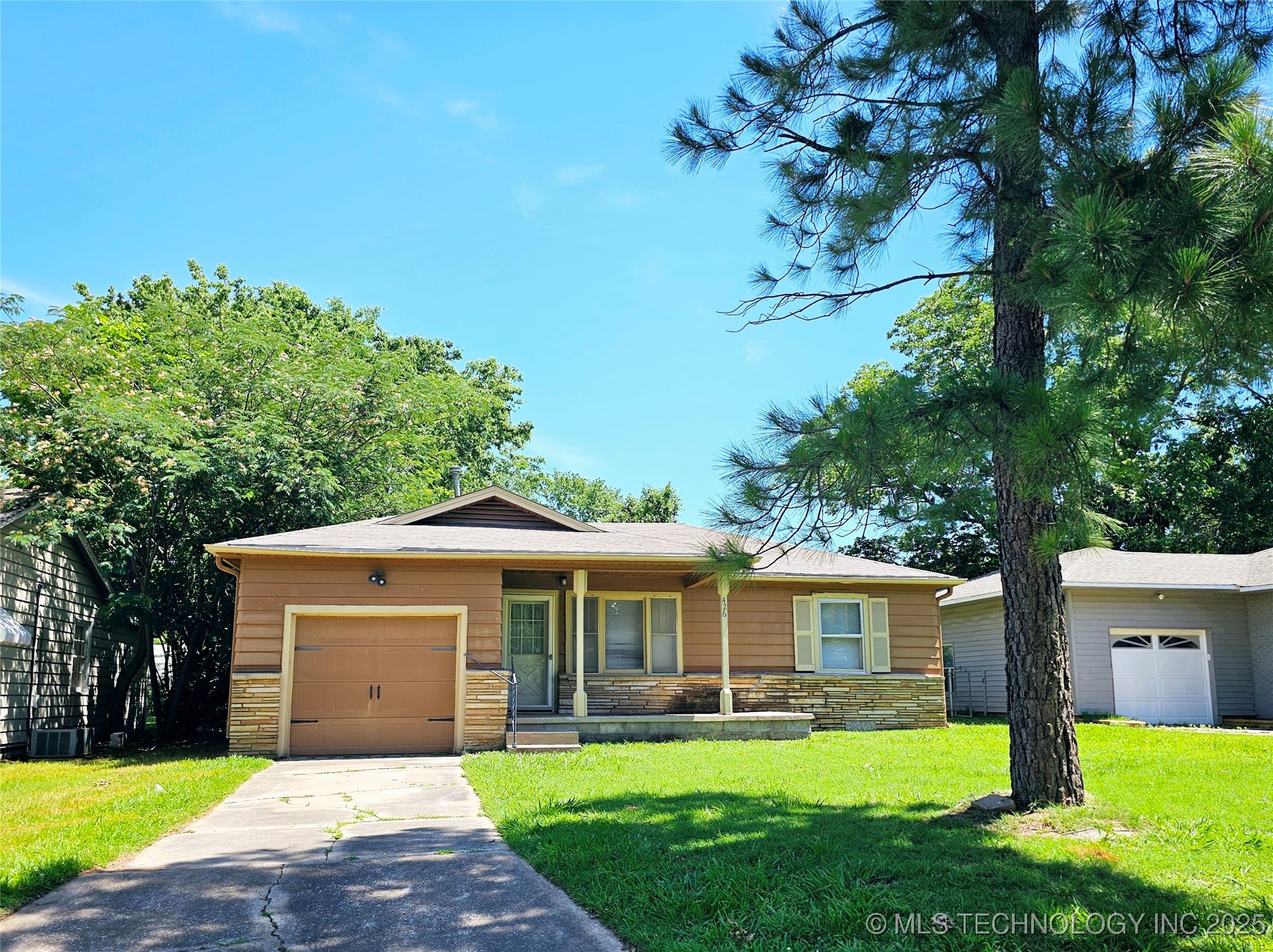 426 E 10th Street Property Photo