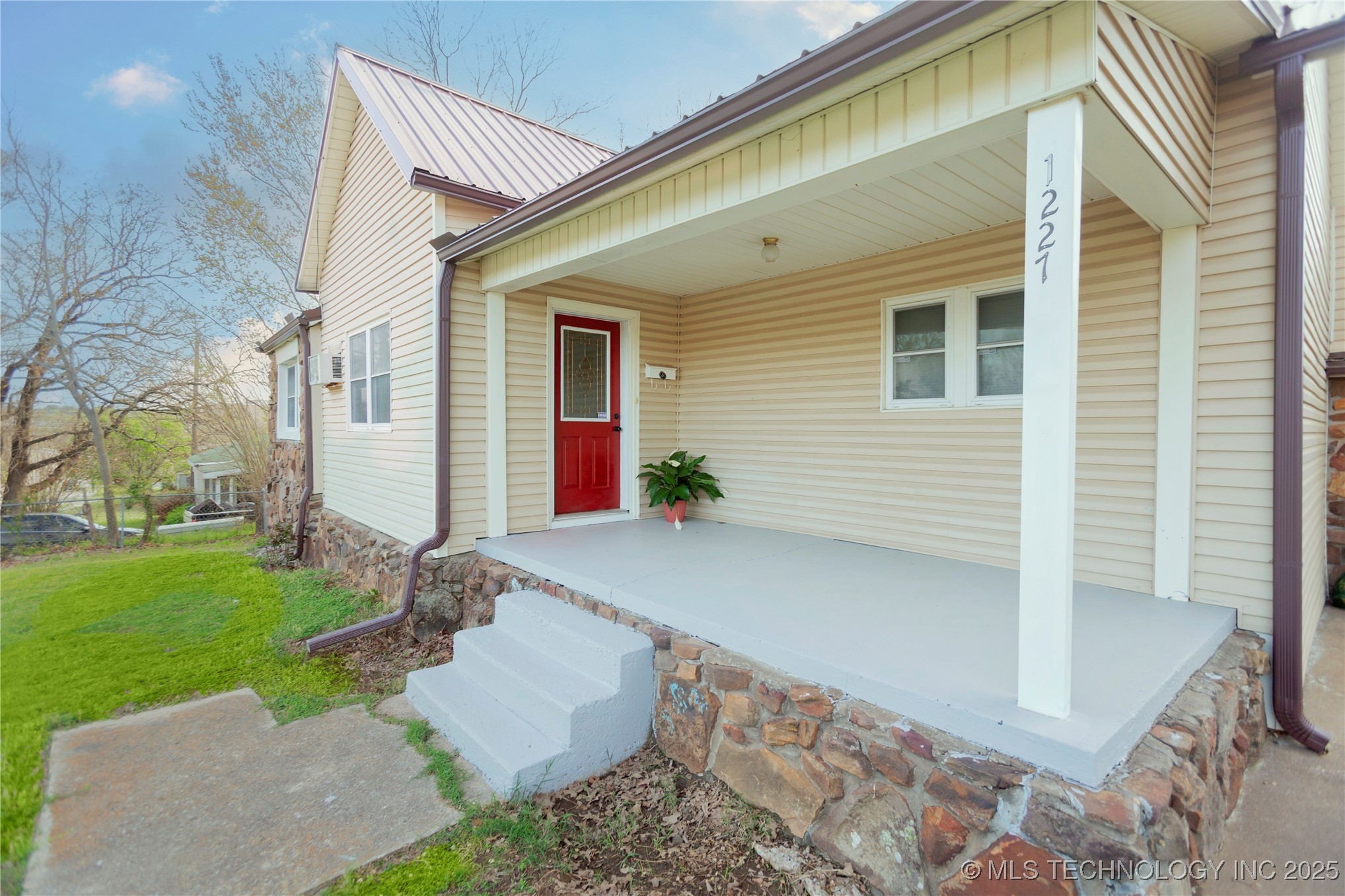 1227 N Strong Property Photo 1