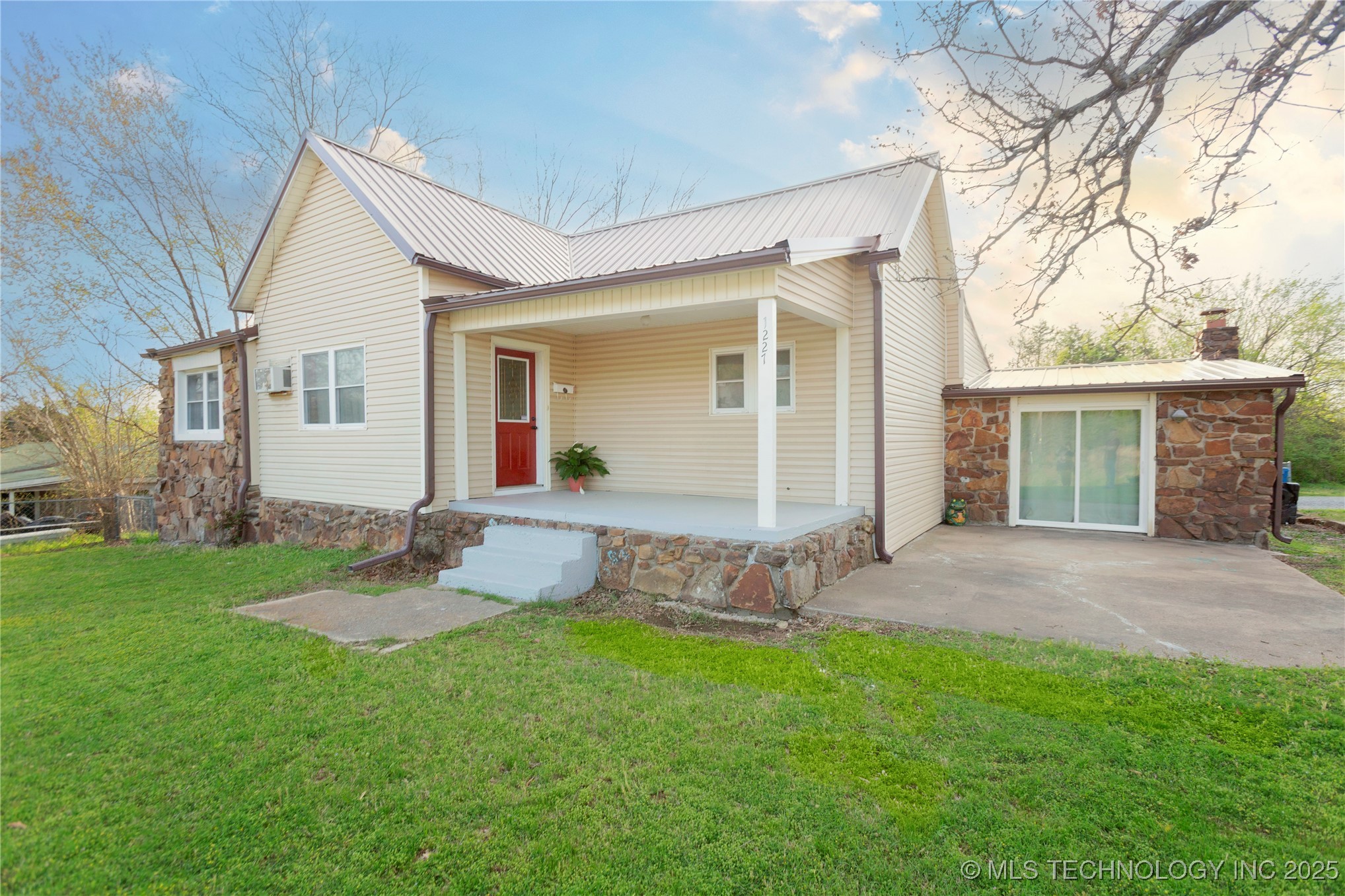1227 N Strong Property Photo 1