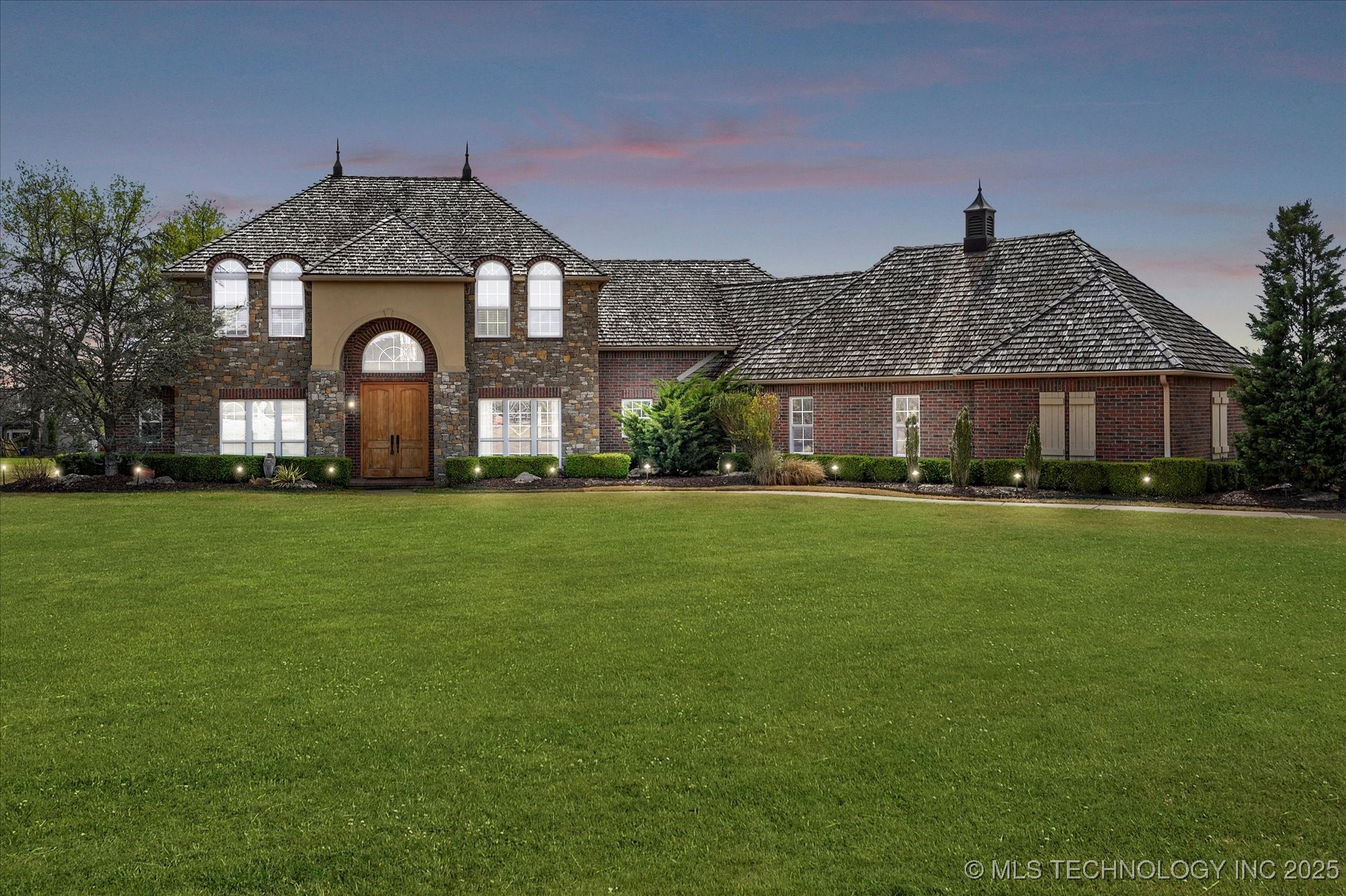 5300 Oak Meadow Drive Property Photo 1