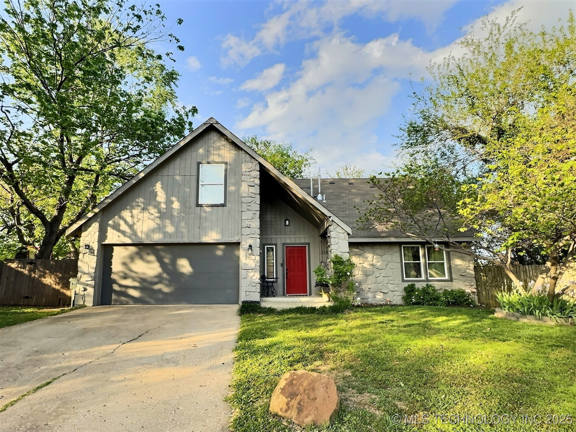 12105 E 89th Street N Property Photo 1