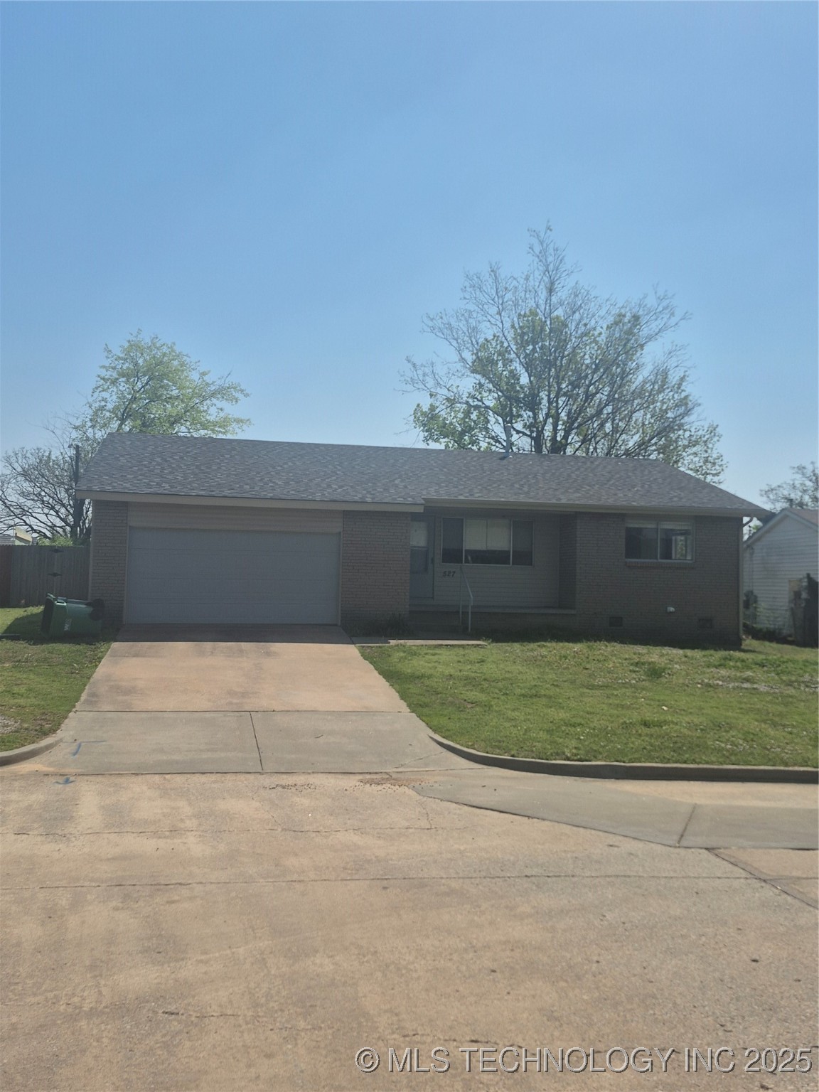 527 N Moccasin Place Property Photo 1