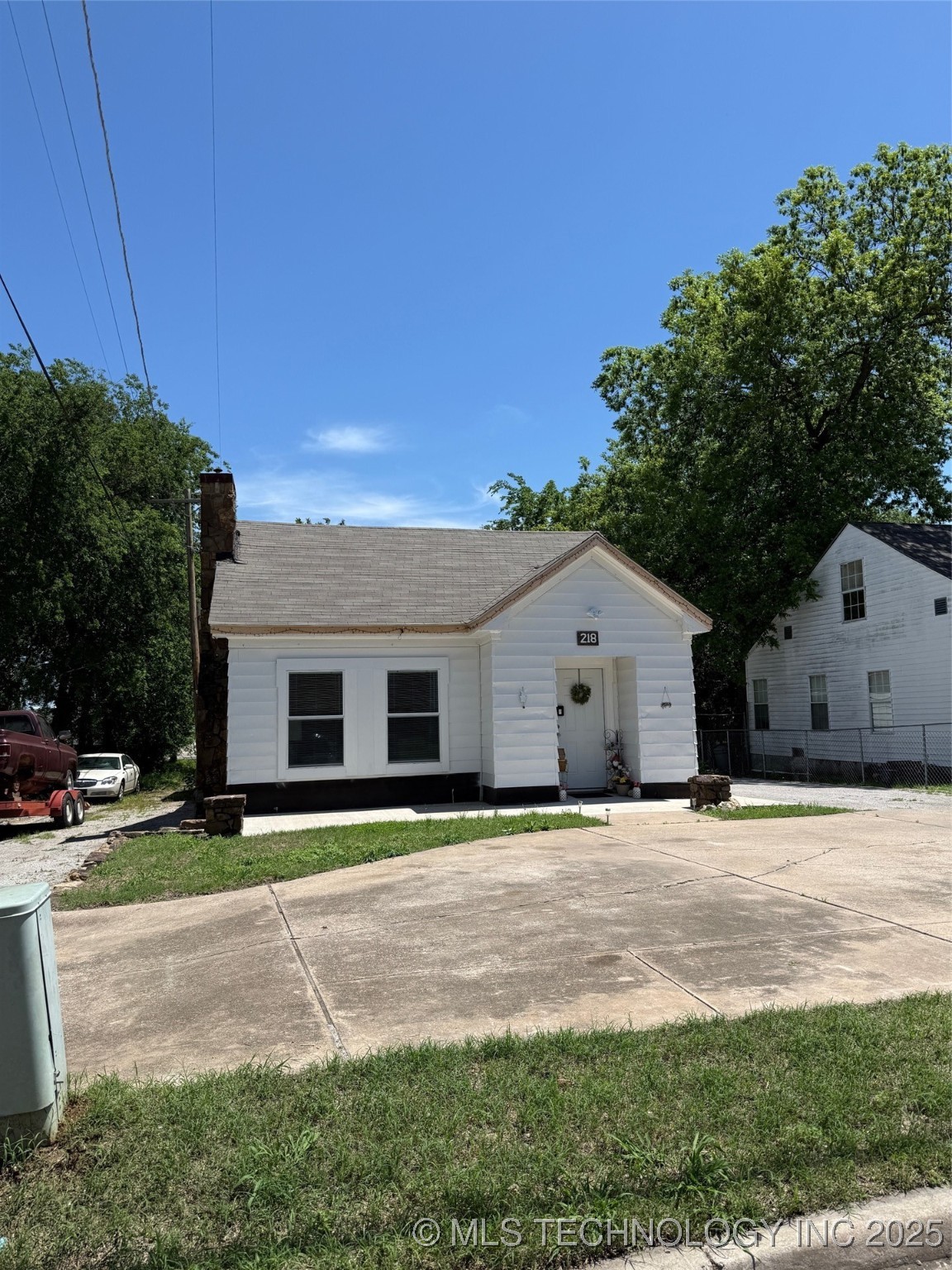 218 Sw B. Property Photo 1