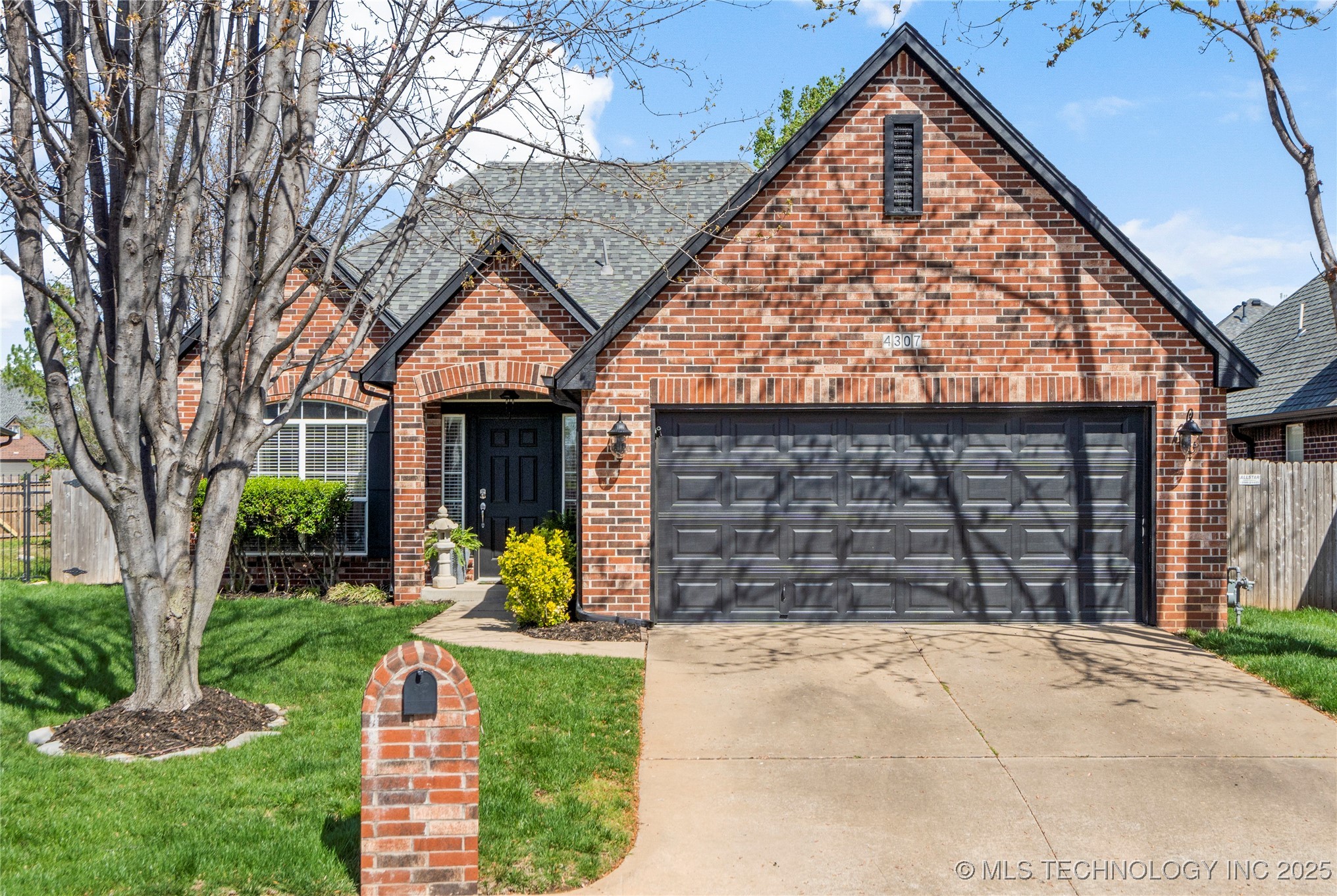 4307 S Willow Avenue Property Photo