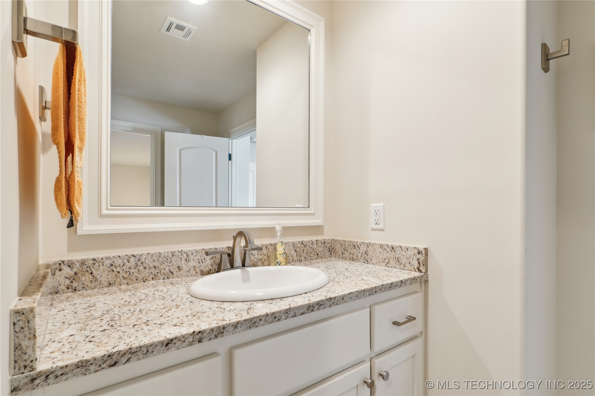 10006 S Hudson Place Property Photo 38