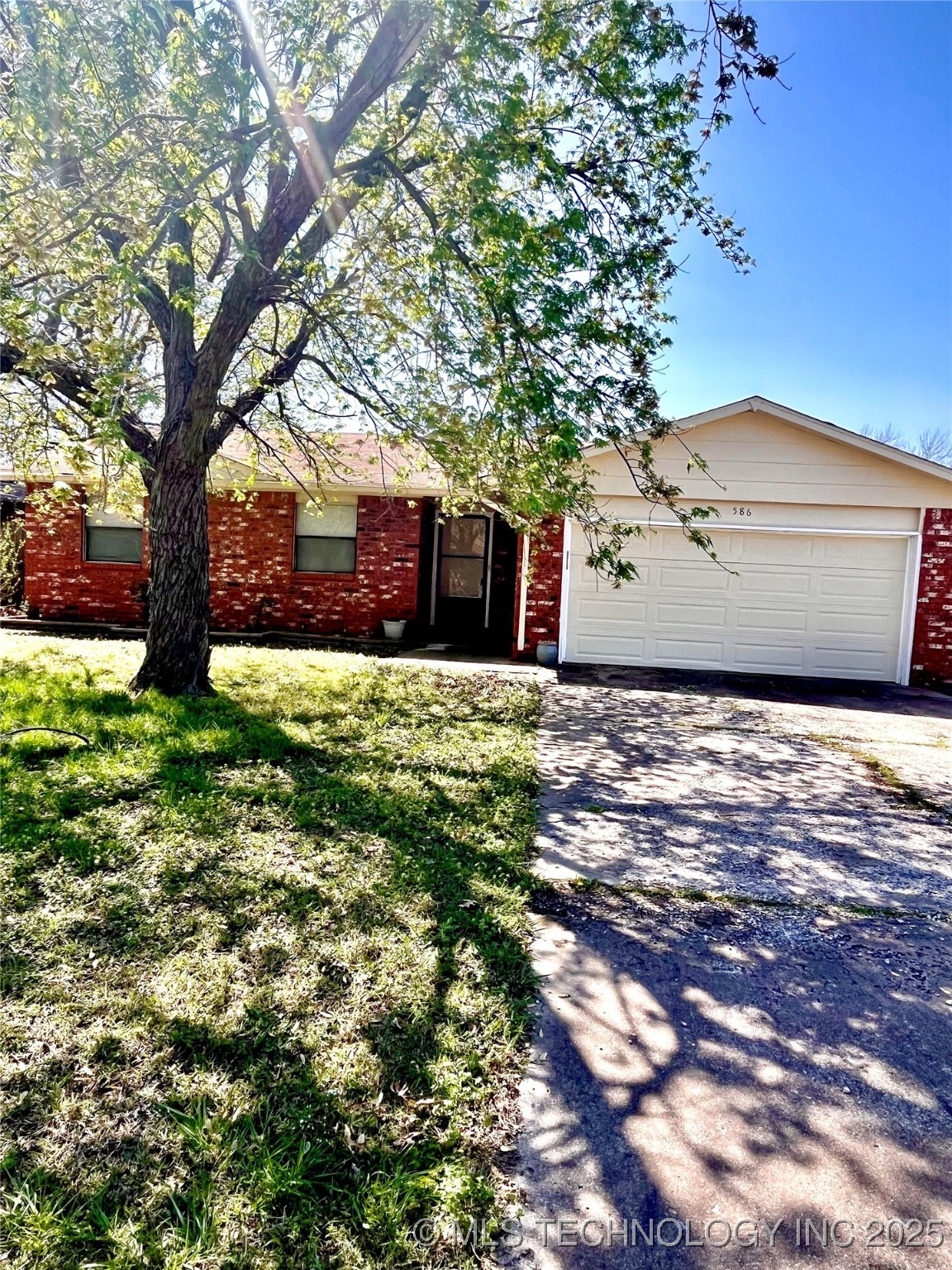 586 E 140th Street Property Photo