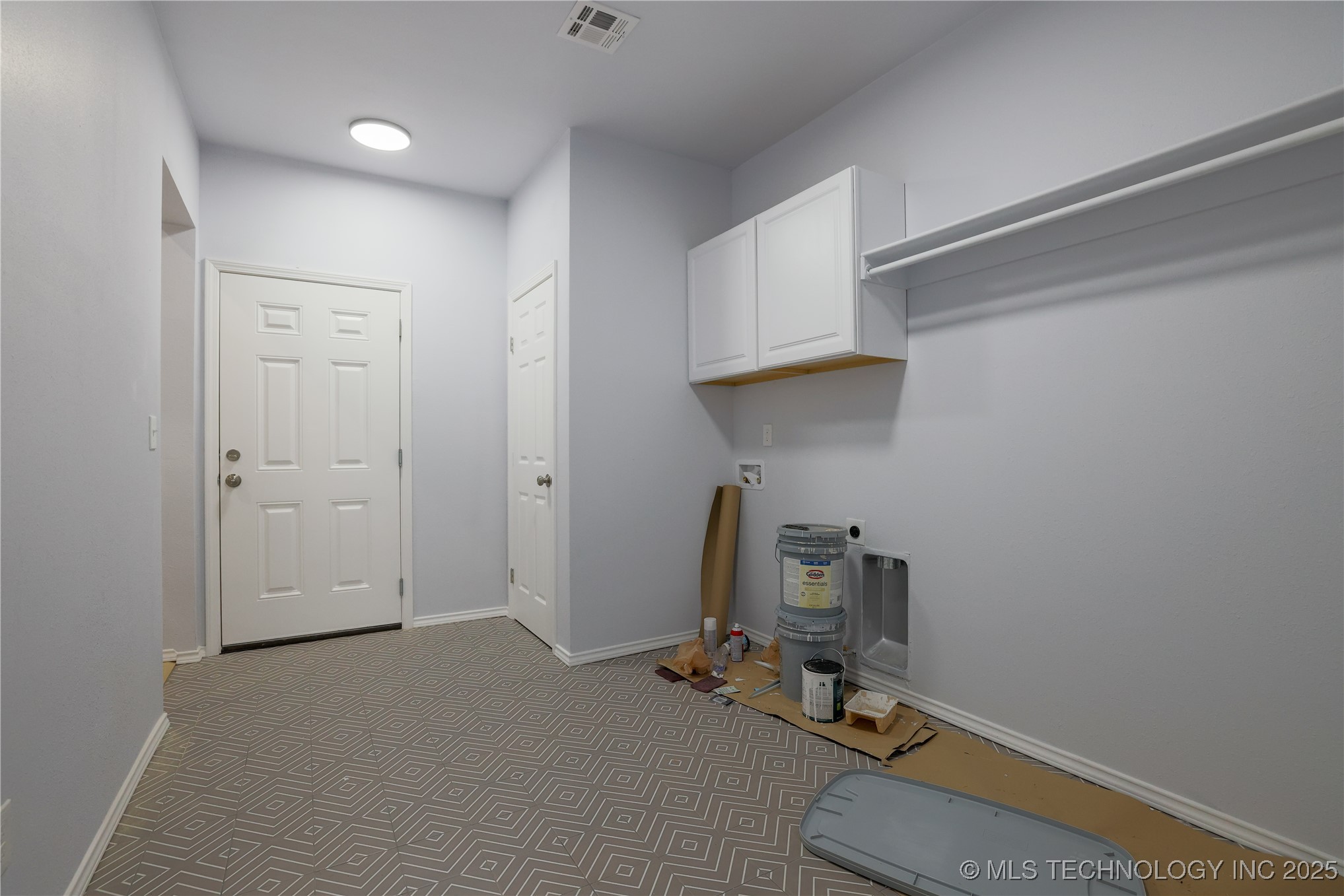 425 E 48th Court Property Photo 17