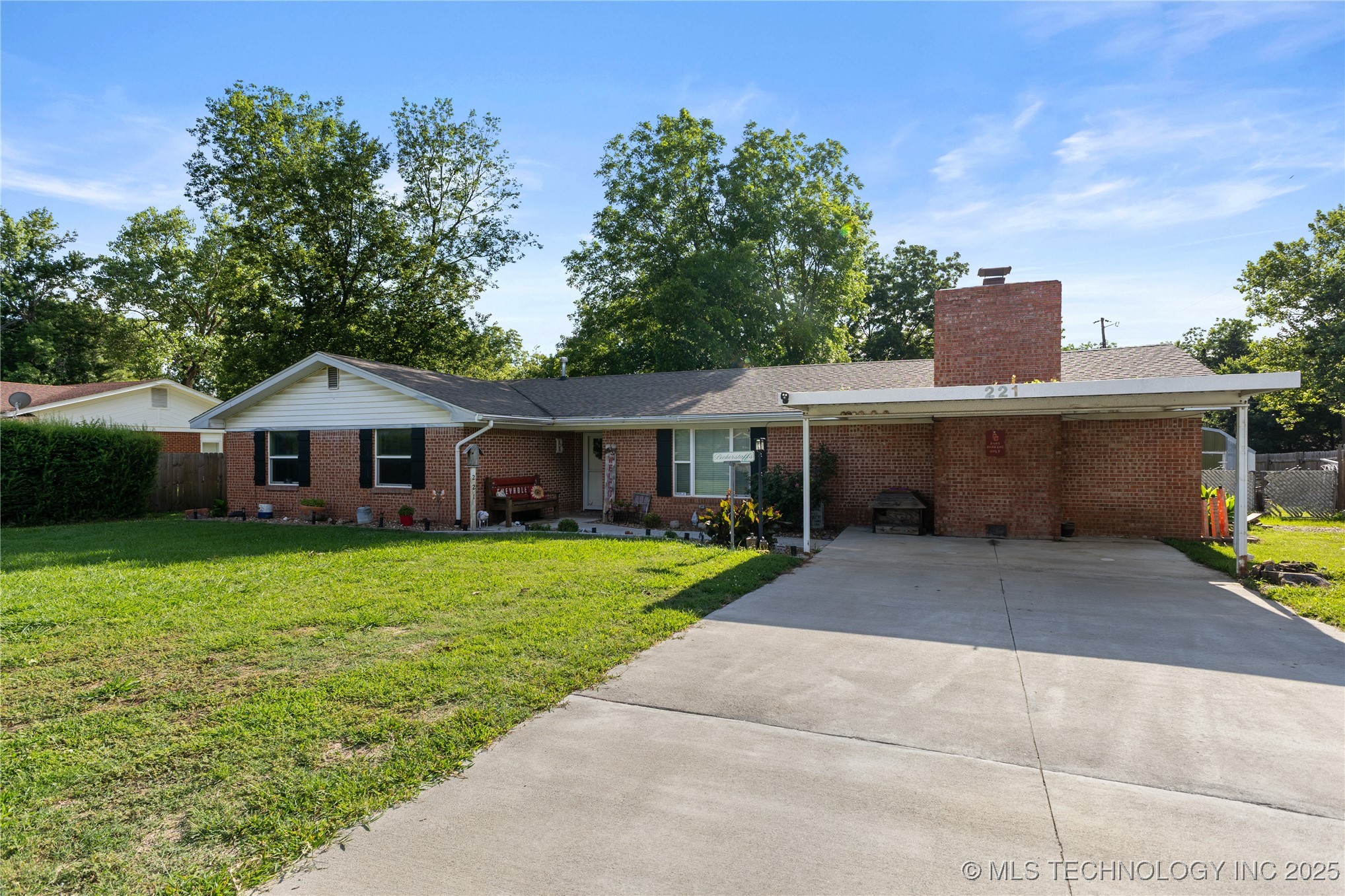 221 S Harvey Property Photo 1