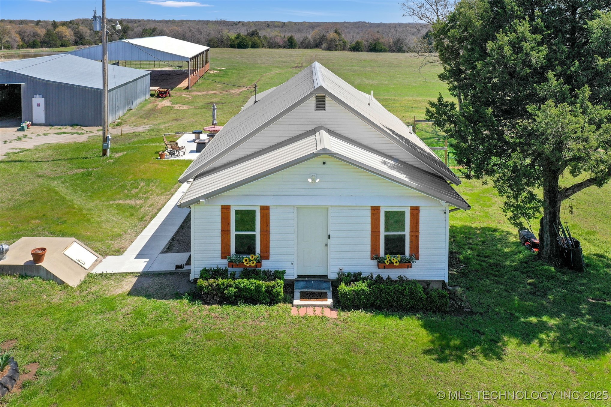 780452 S 3530 Road Property Photo
