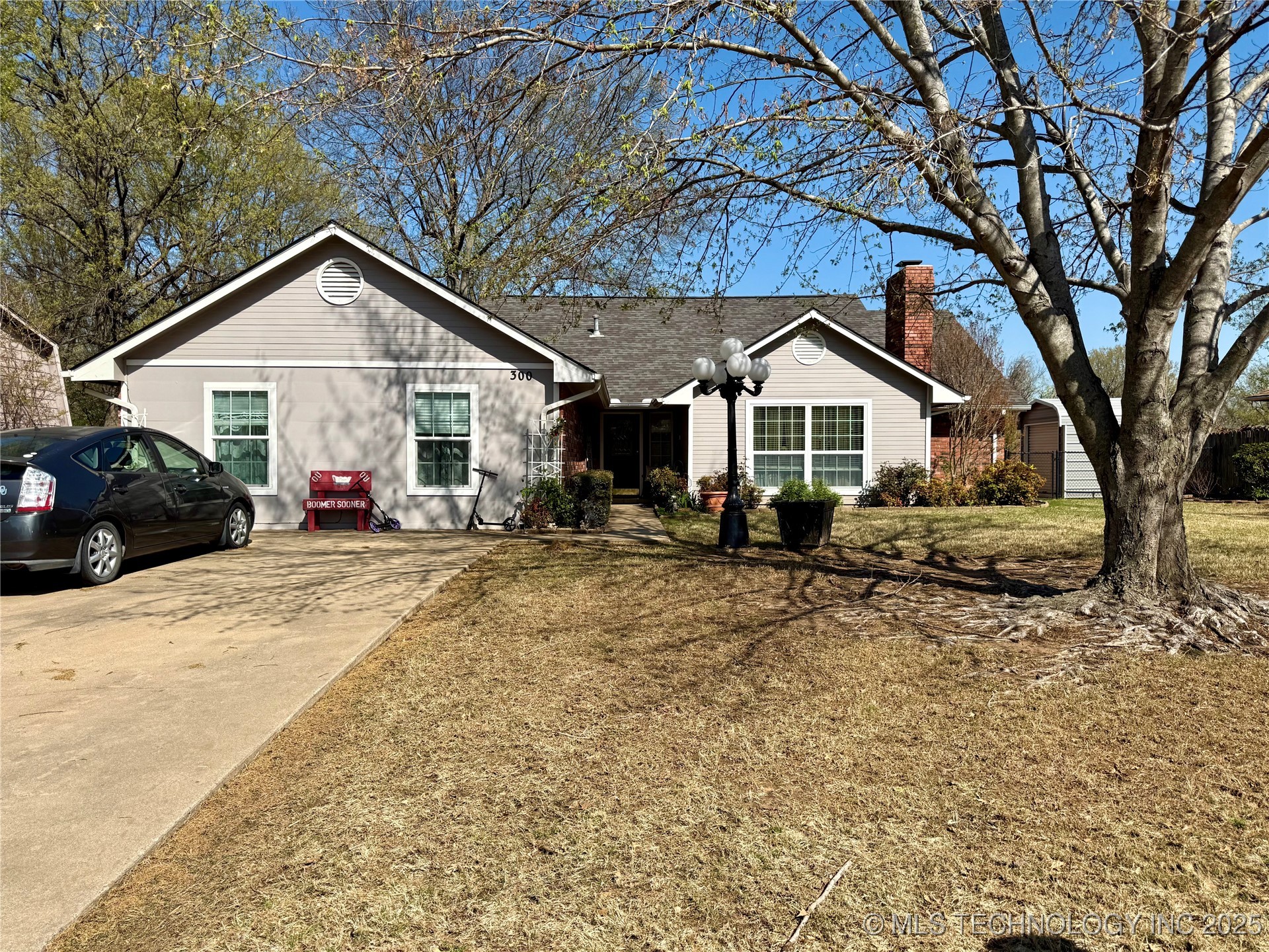 300 Kingsbury Drive Property Photo 1