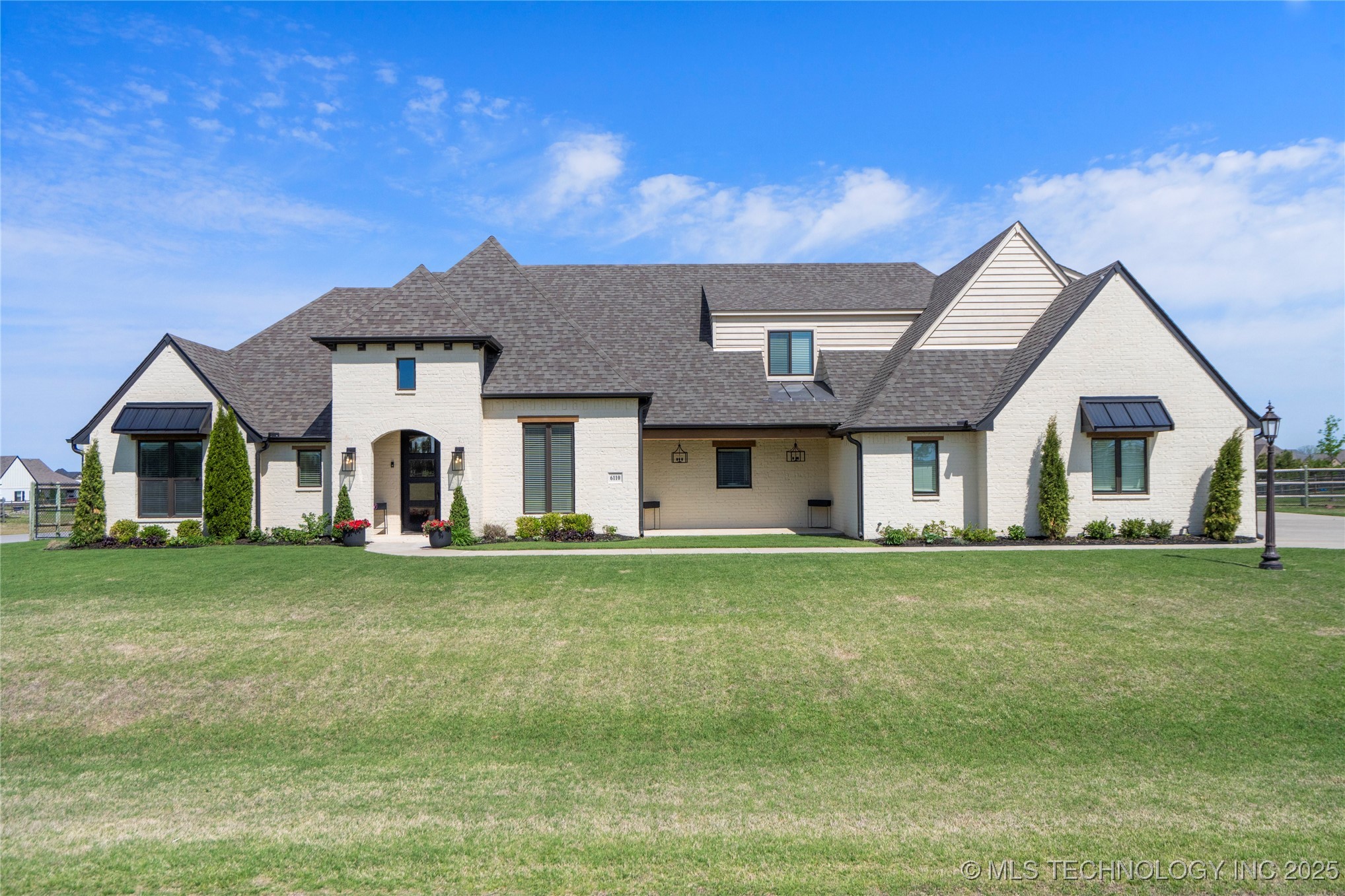 6110 N Creekwood Drive Property Photo 1