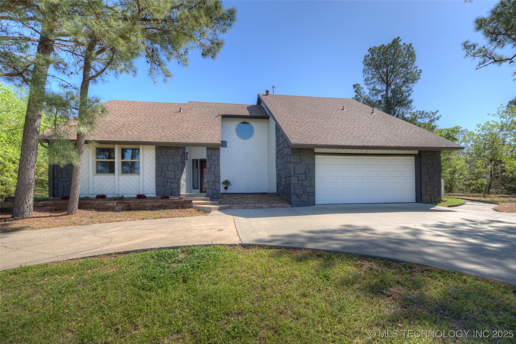 196 N Ridge Avenue Property Photo