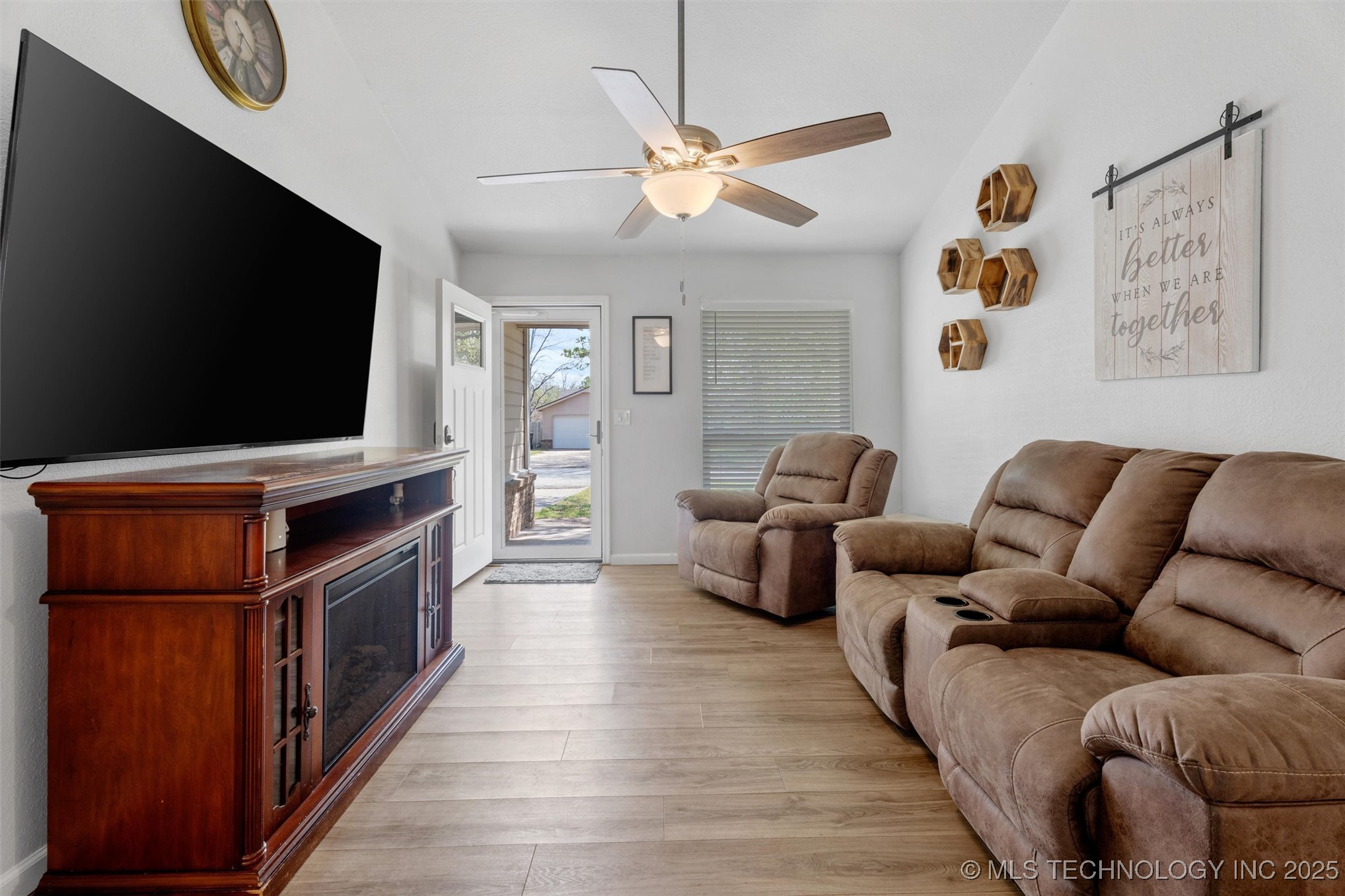 358 S Avenue F Avenue Property Photo 8