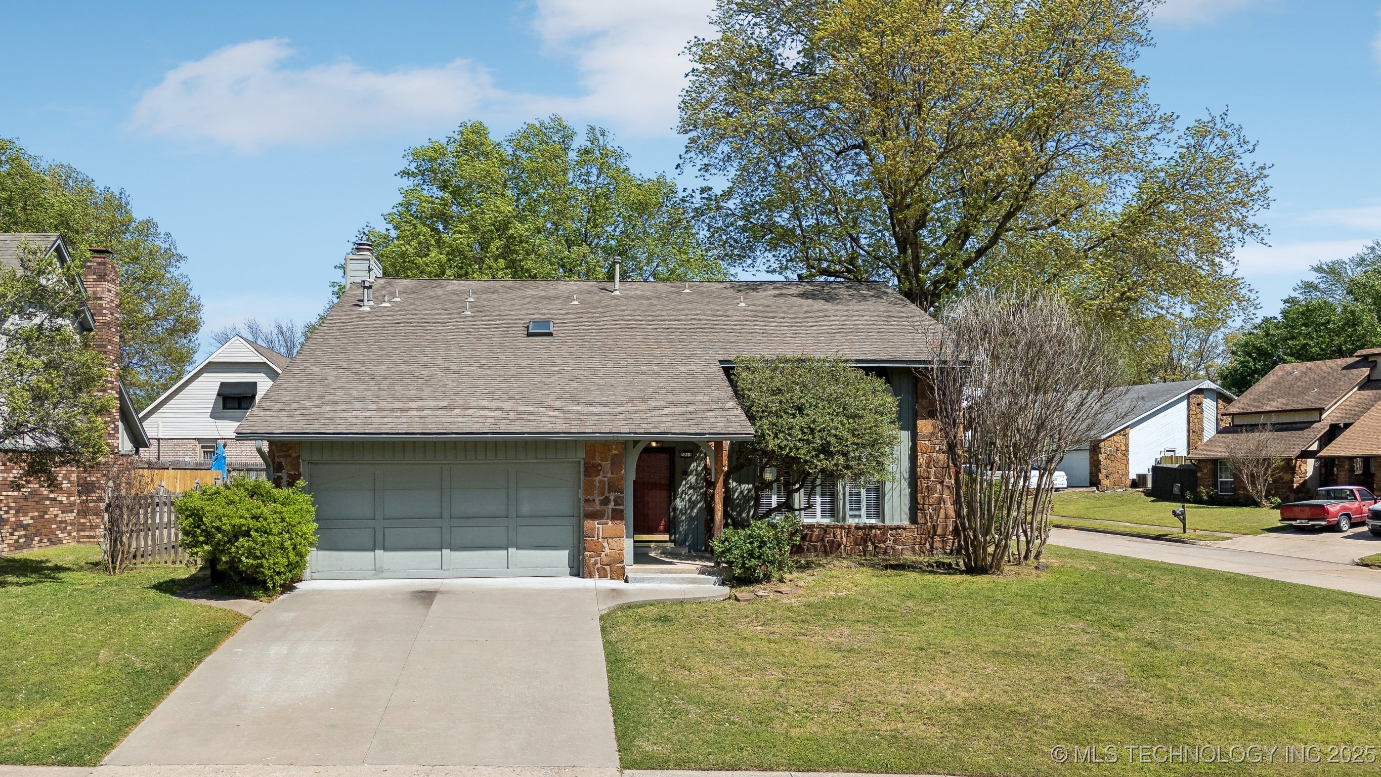 2713 S Beech Avenue Property Photo 1