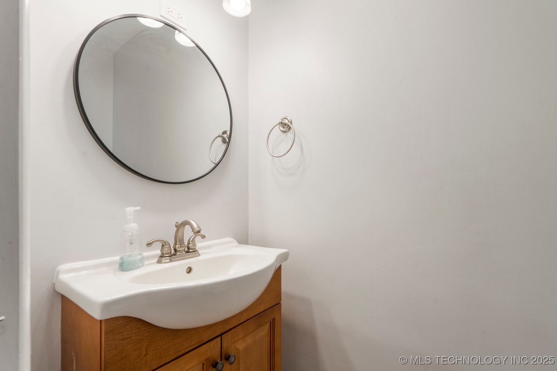 18 W 7th Street Property Photo 15