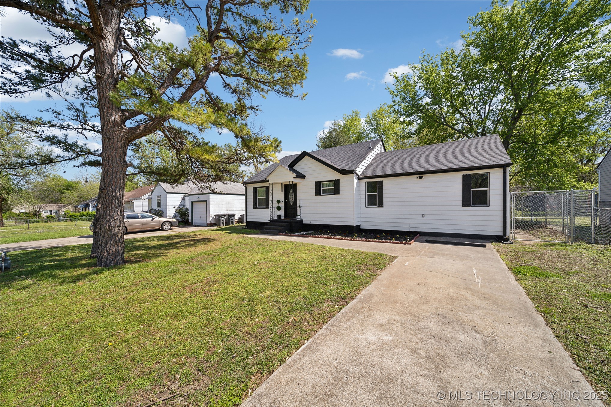 332 E 27th Place N Property Photo 2
