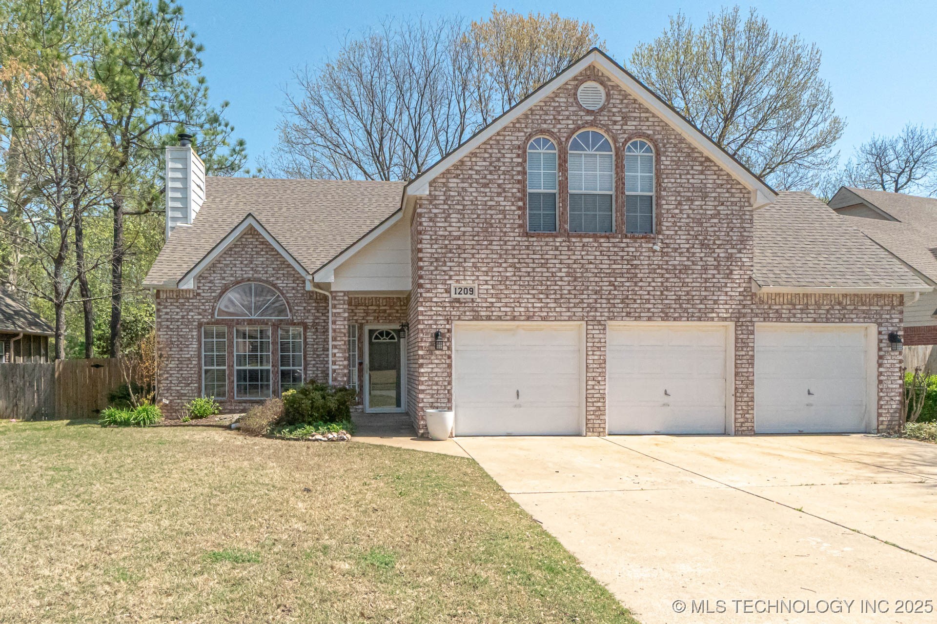 1209 S Tamarack Avenue Property Photo