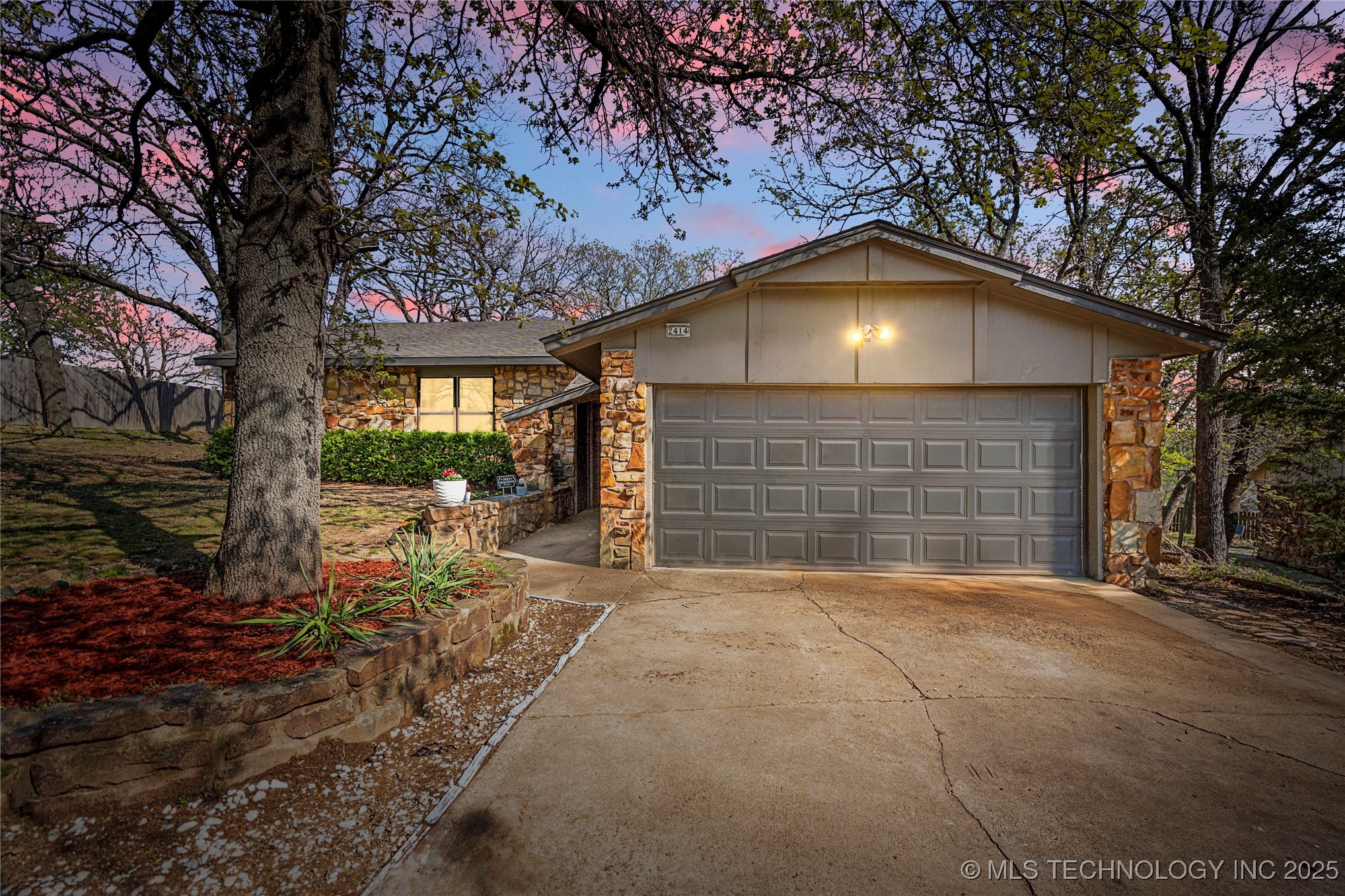2414 W Newton Court Property Photo
