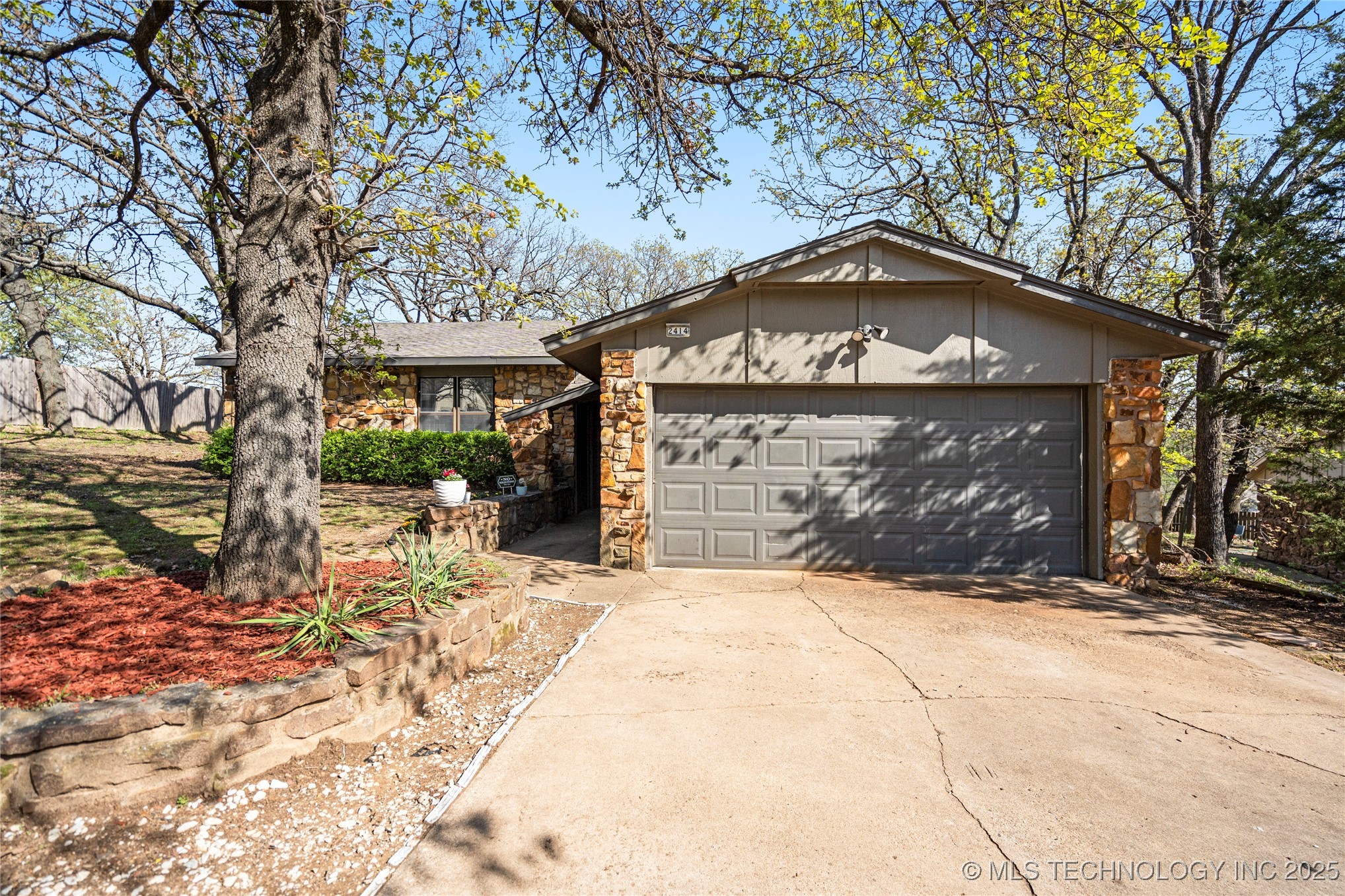2414 W Newton Court Property Photo 2