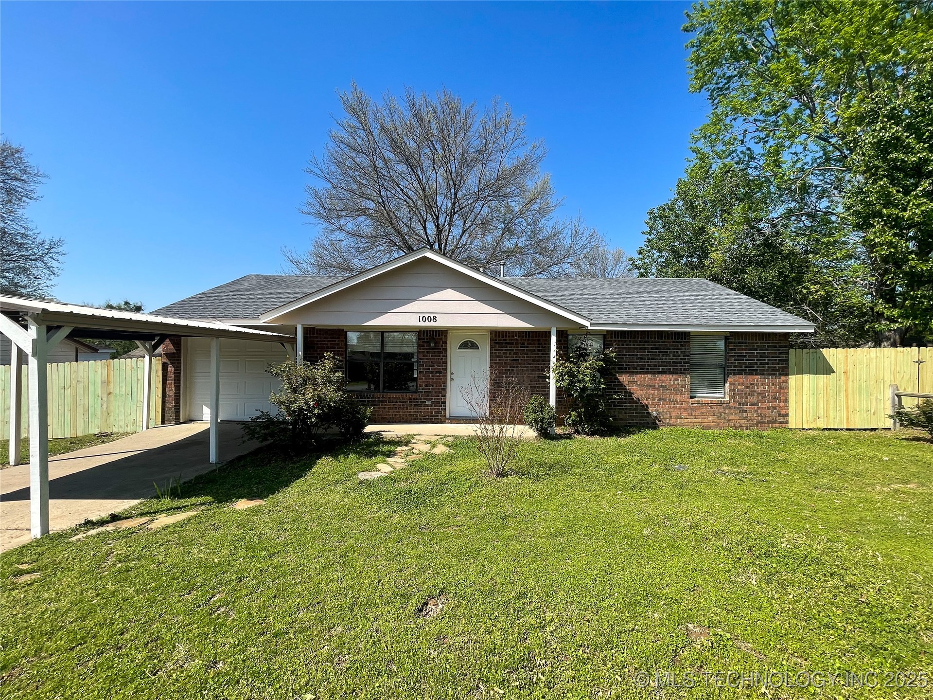 1008 E Walnut Street Property Photo 1