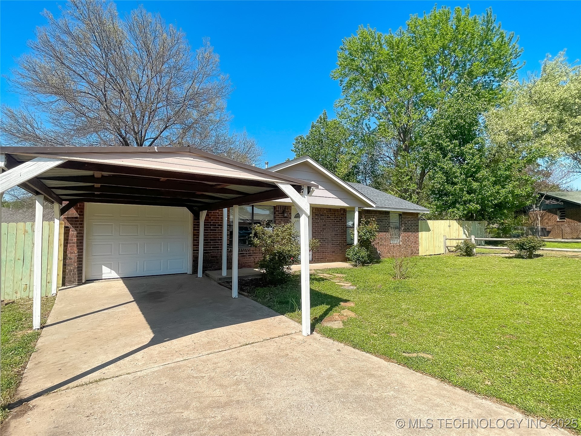 1008 E Walnut Street Property Photo 2