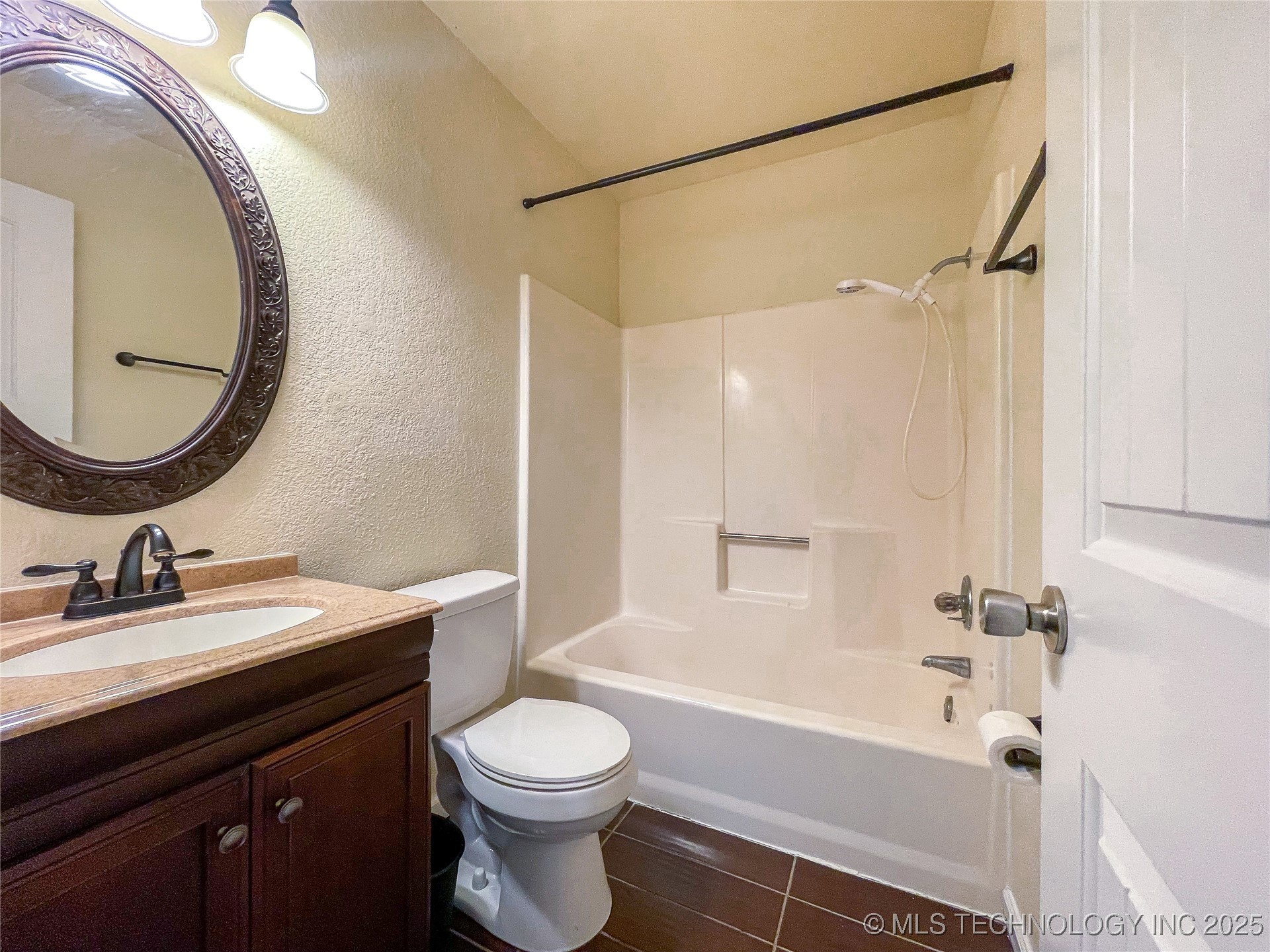 1008 E Walnut Street Property Photo 8