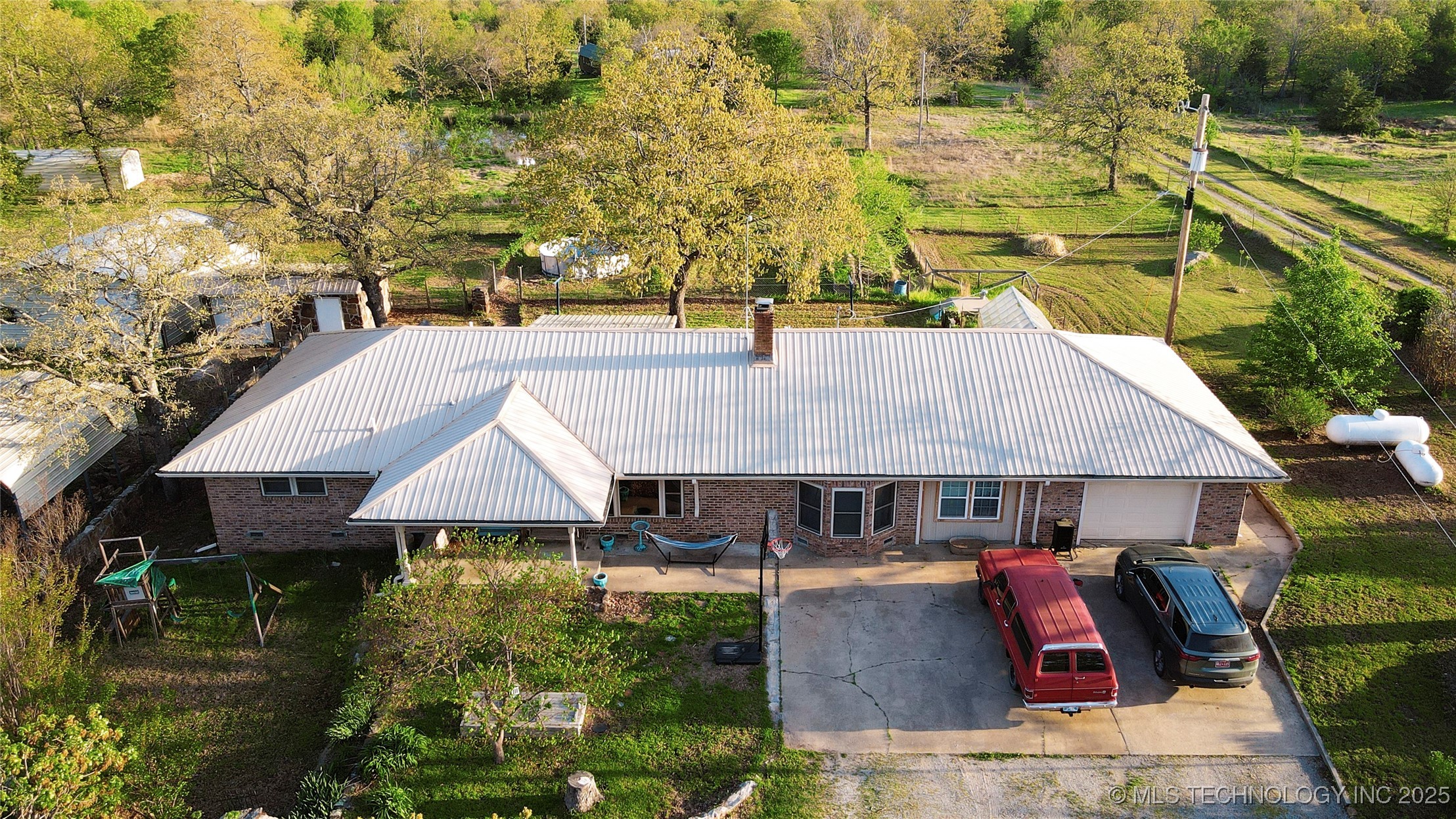1412 Daisy Road Property Photo 1