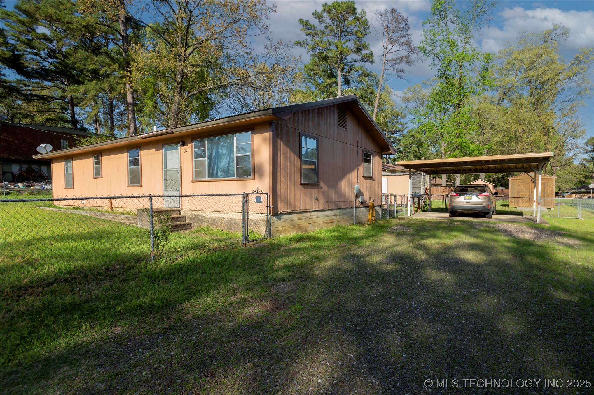 612 W Circle Drive Property Photo 1