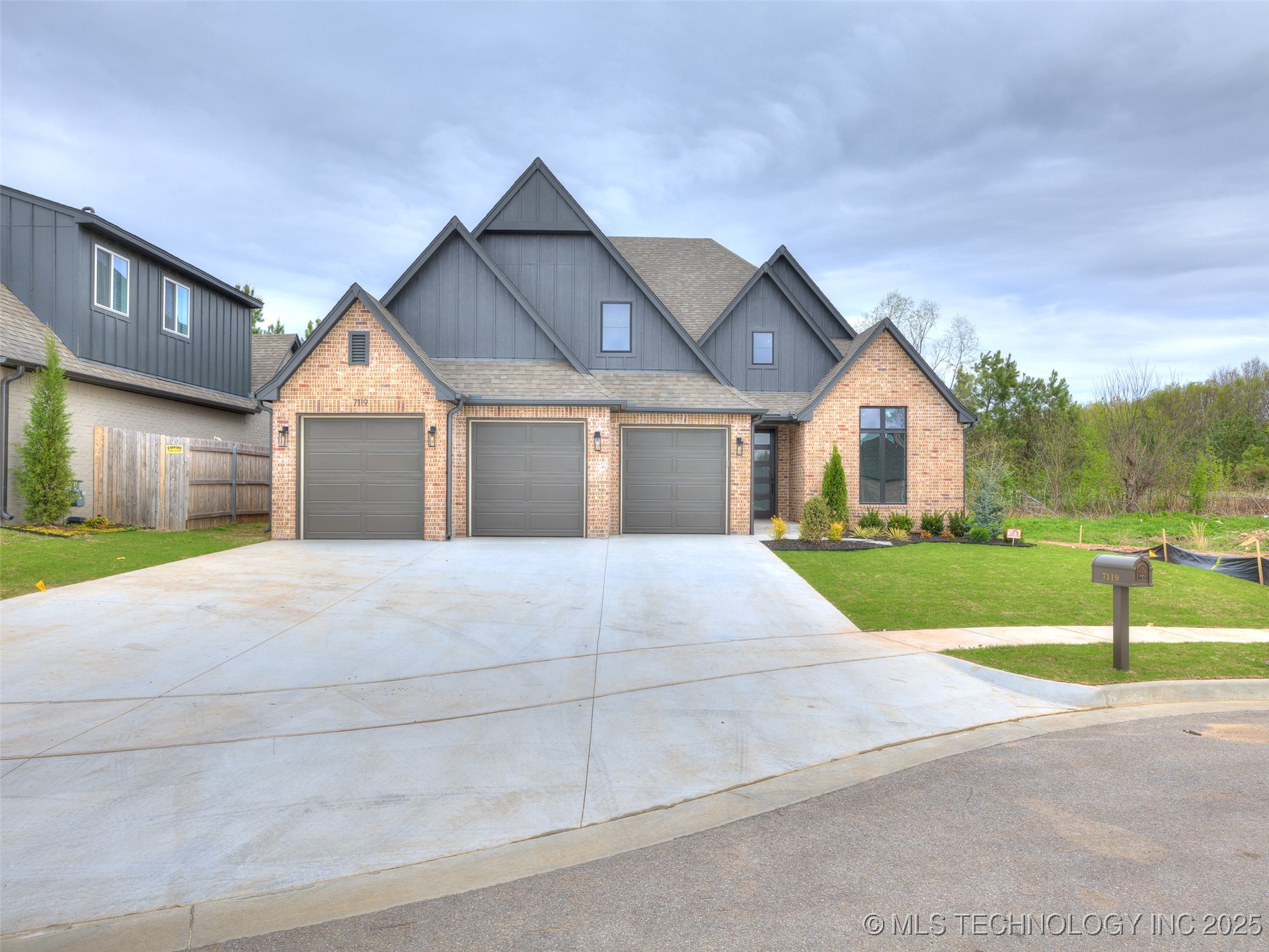 7119 S Tamarack Avenue Property Photo 1