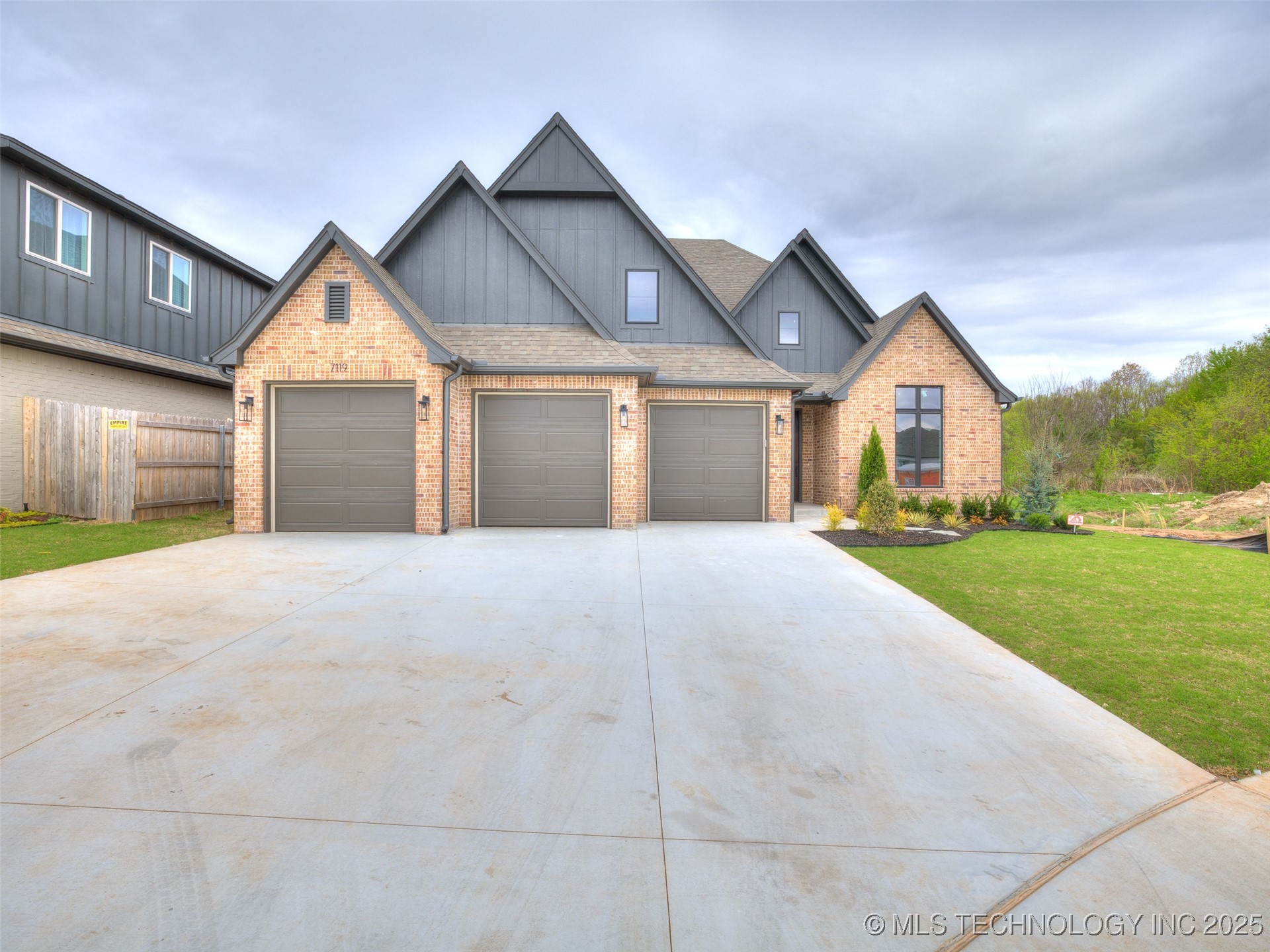 7119 S Tamarack Avenue Property Photo 4