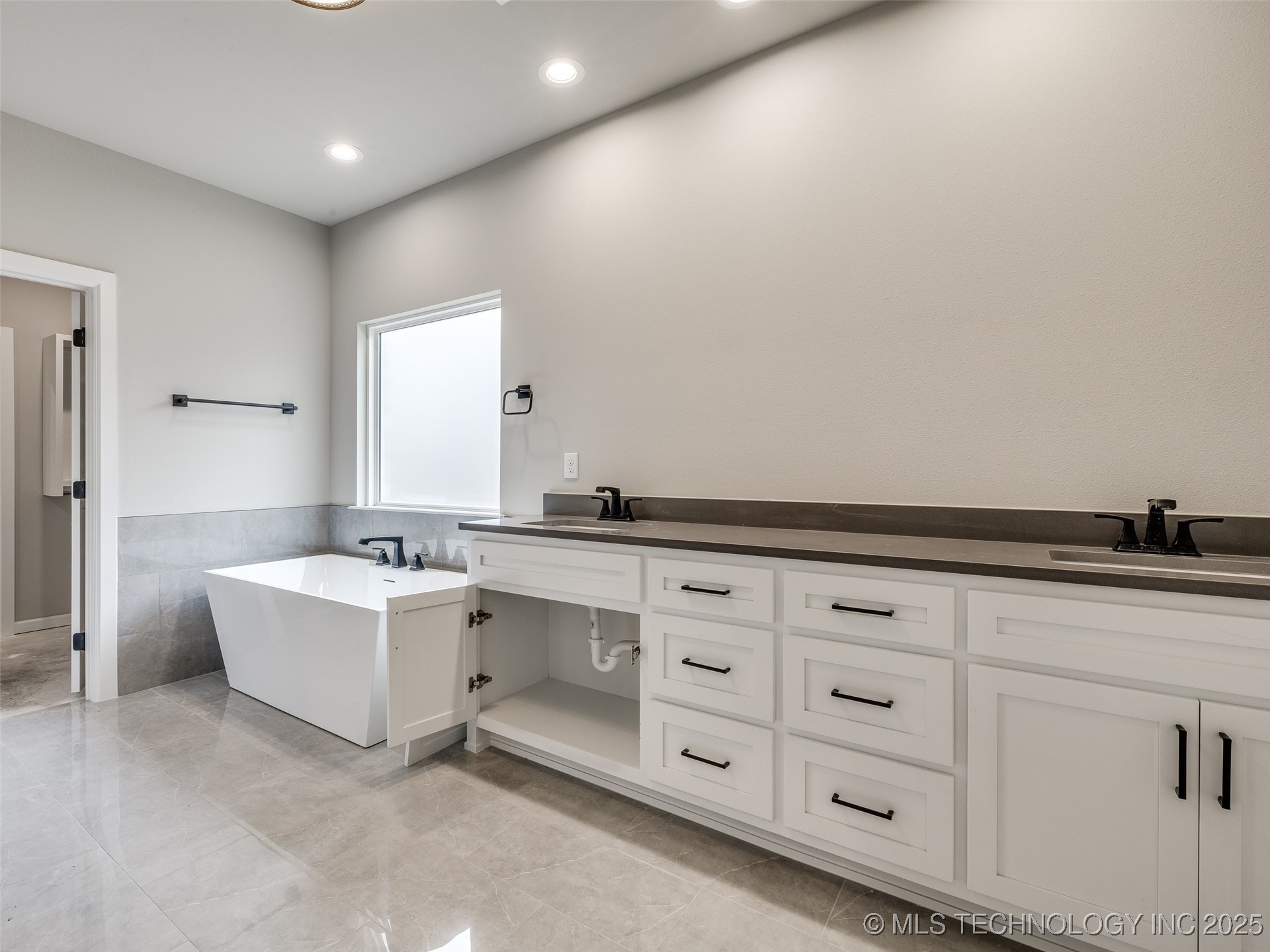 7119 S Tamarack Avenue Property Photo 42
