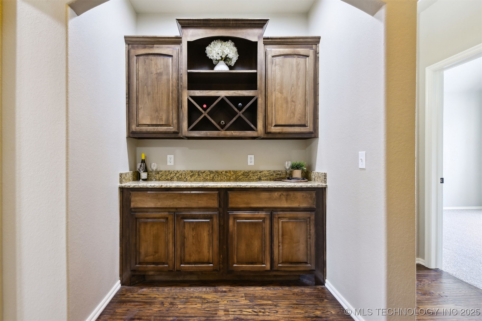 7204 S Sycamore Avenue Property Photo 7