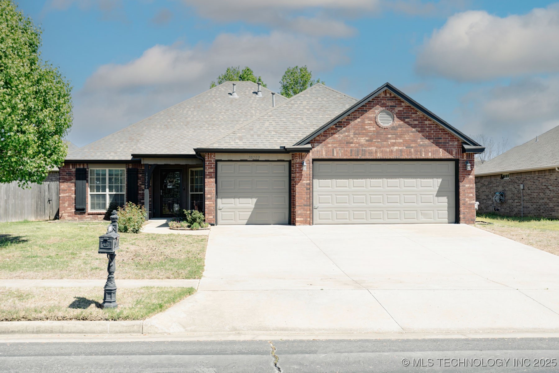 10209 N 119th East Avenue Property Photo
