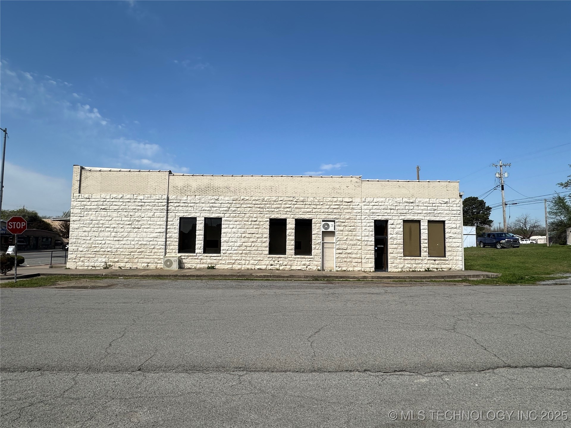 147 E Main Property Photo 2