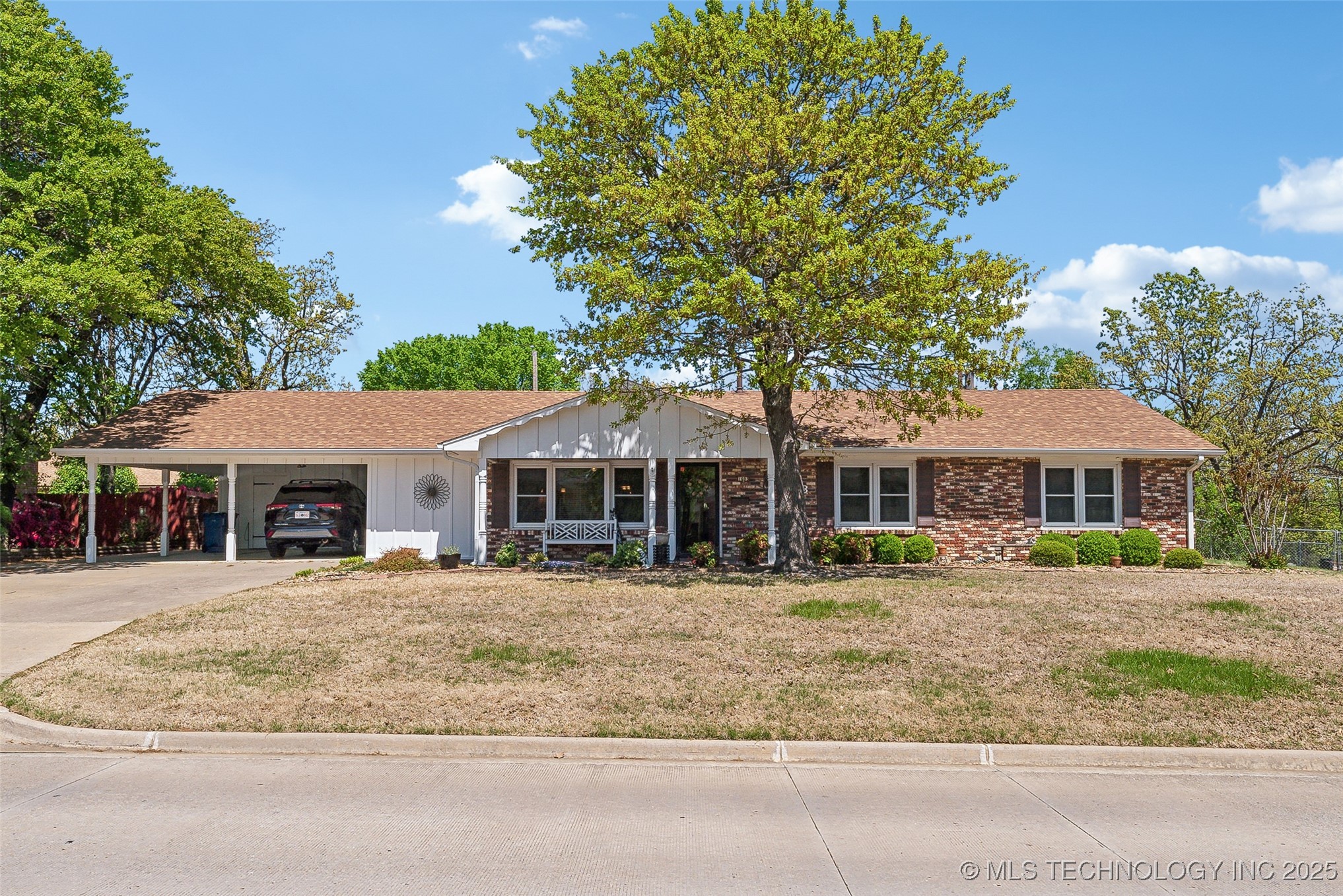 1603 E Comanche Property Photo 1