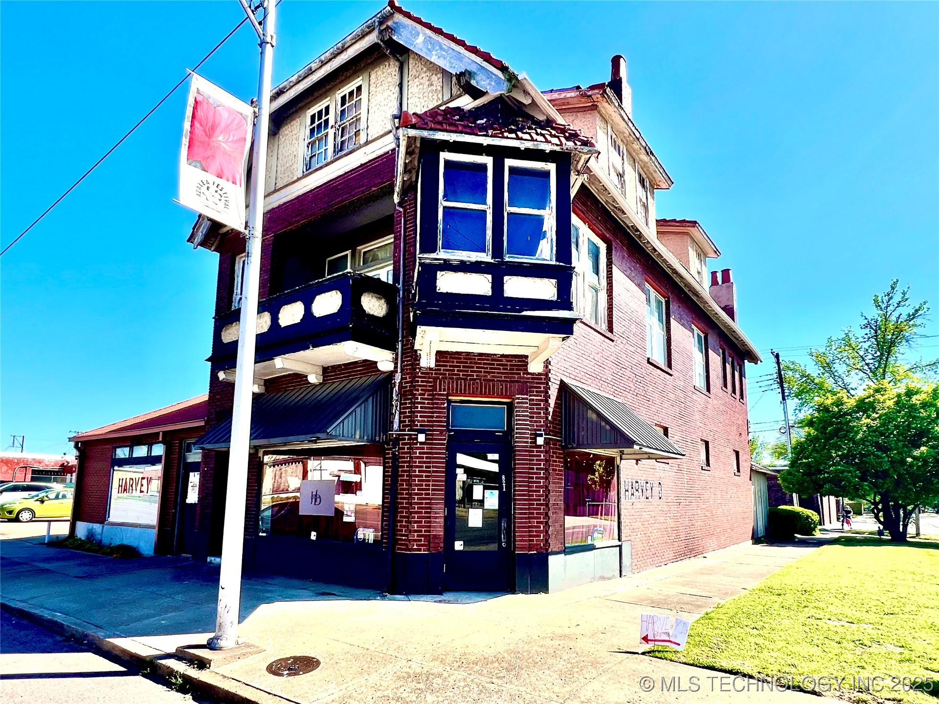 821 W Broadway Street Property Photo 1