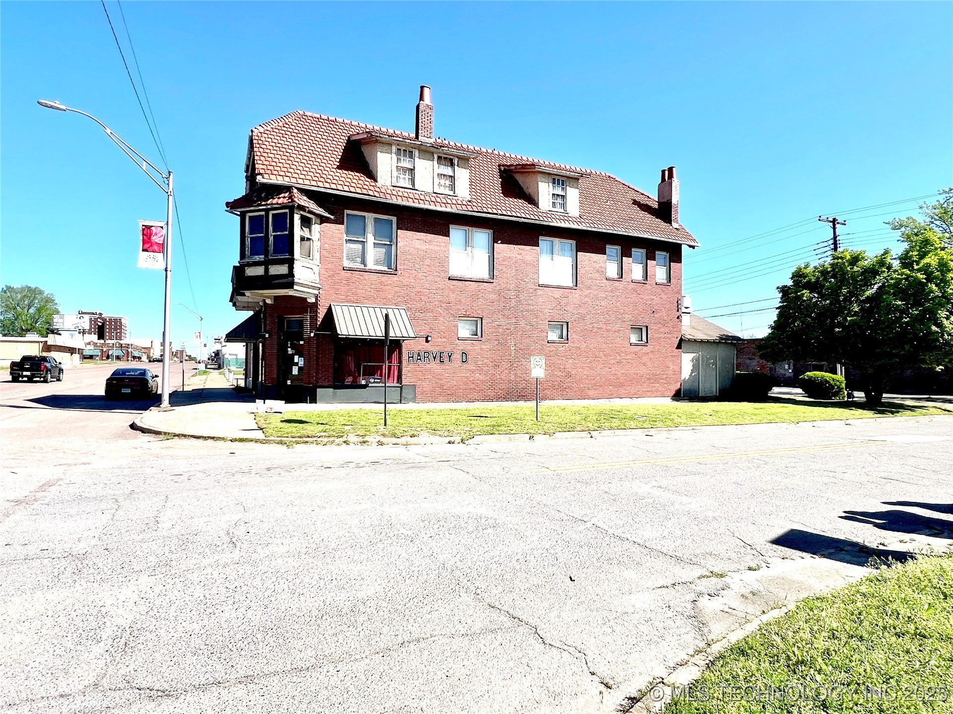 821 W Broadway Street Property Photo 5