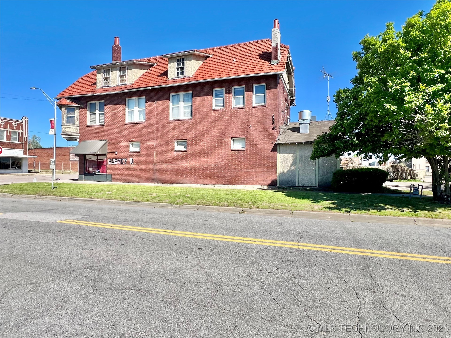 821 W Broadway Street Property Photo 6