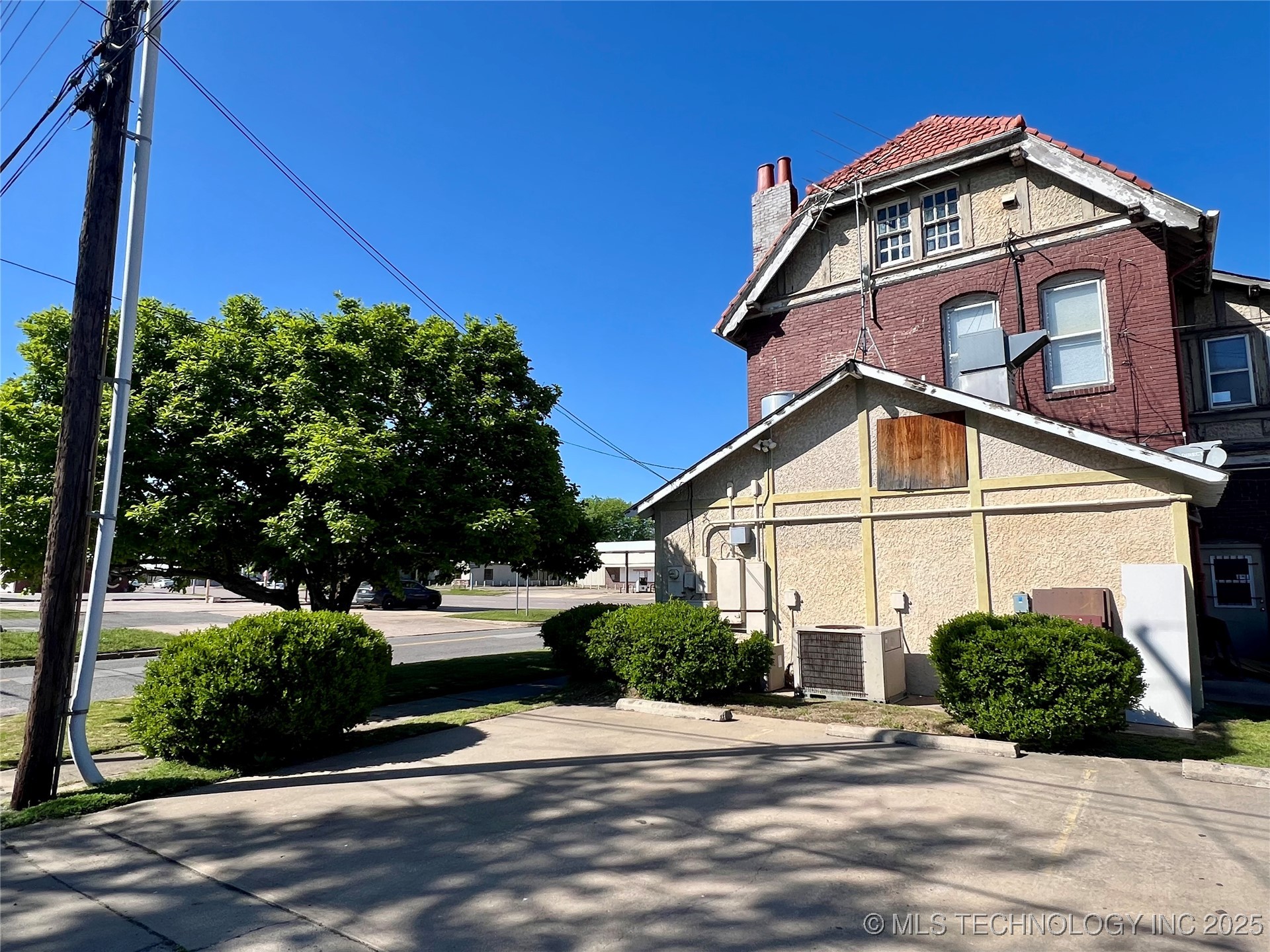 821 W Broadway Street Property Photo 7