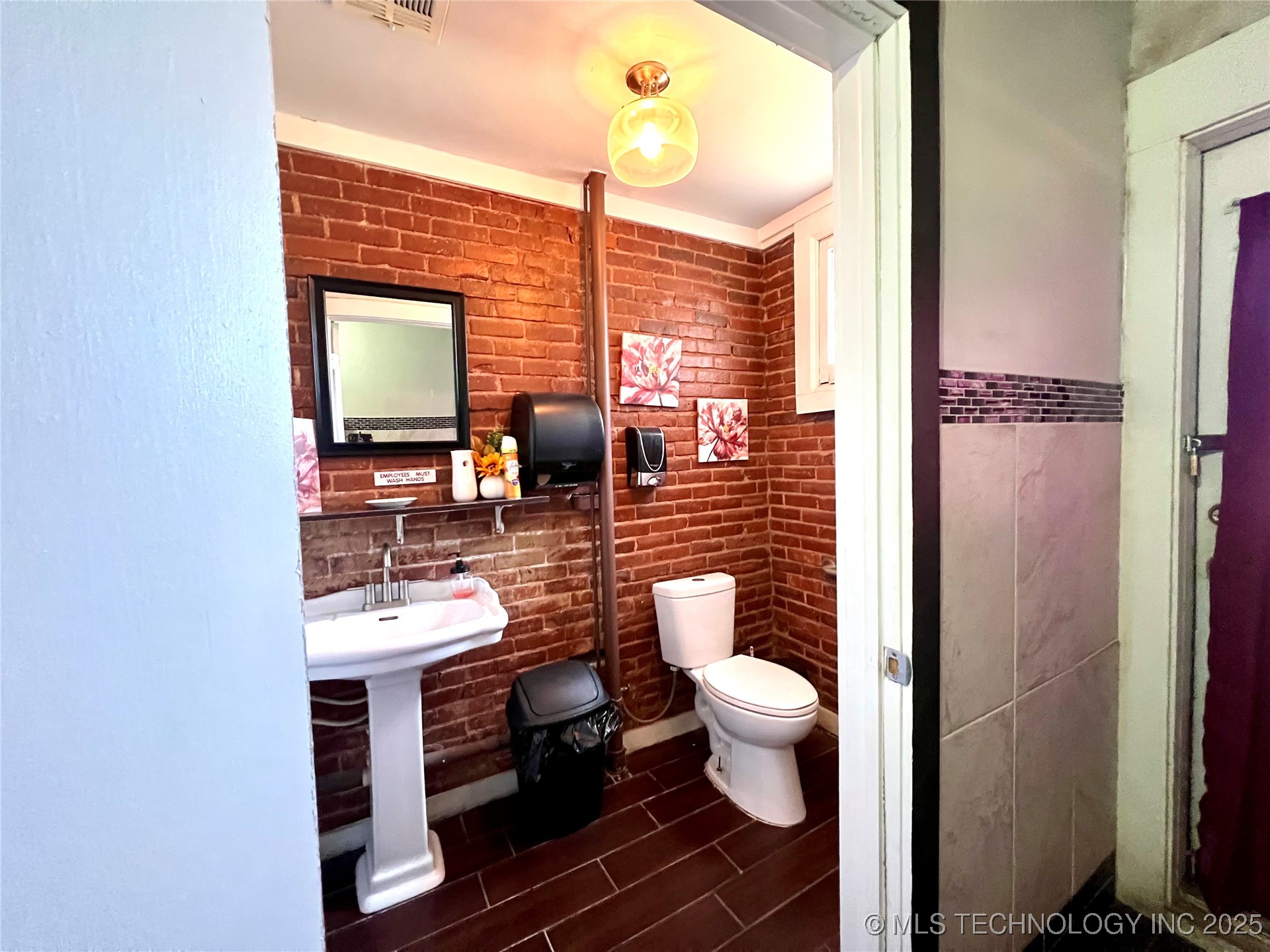 821 W Broadway Street Property Photo 23